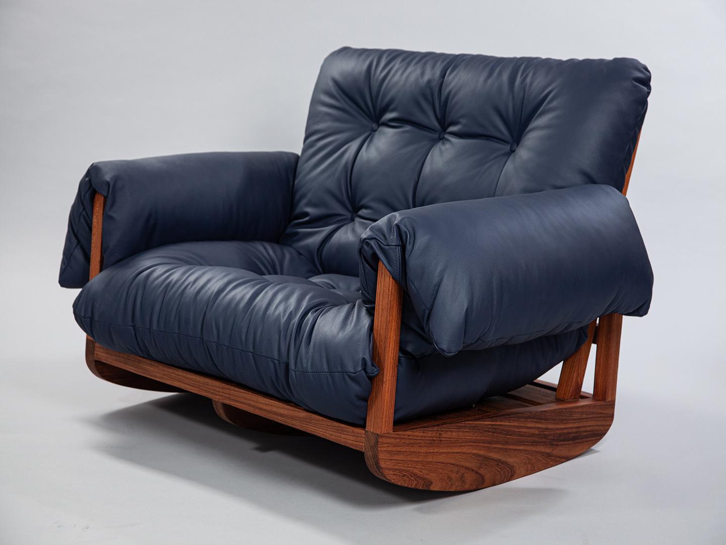 The Laziness Armchair in Brazilian Solid Wood and Leather with rocking footstool In New Condition For Sale In São Paulo, SP