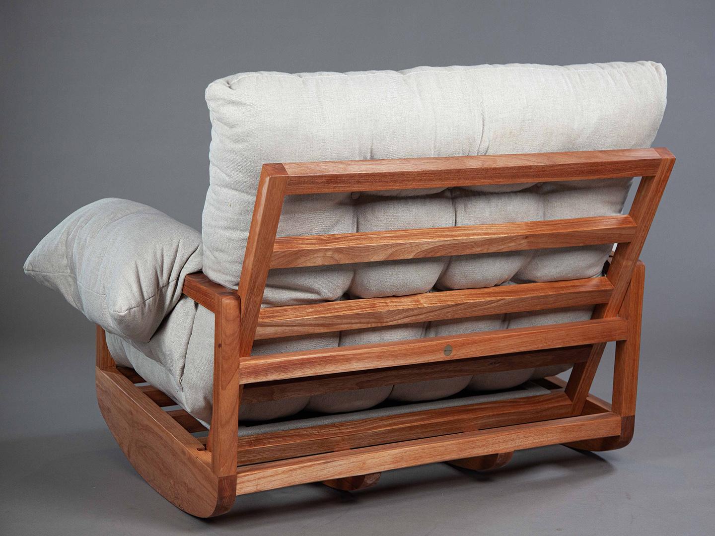 Fauteuil The Laziness en bois massif brésilien avec pouf à bascule en vente 8