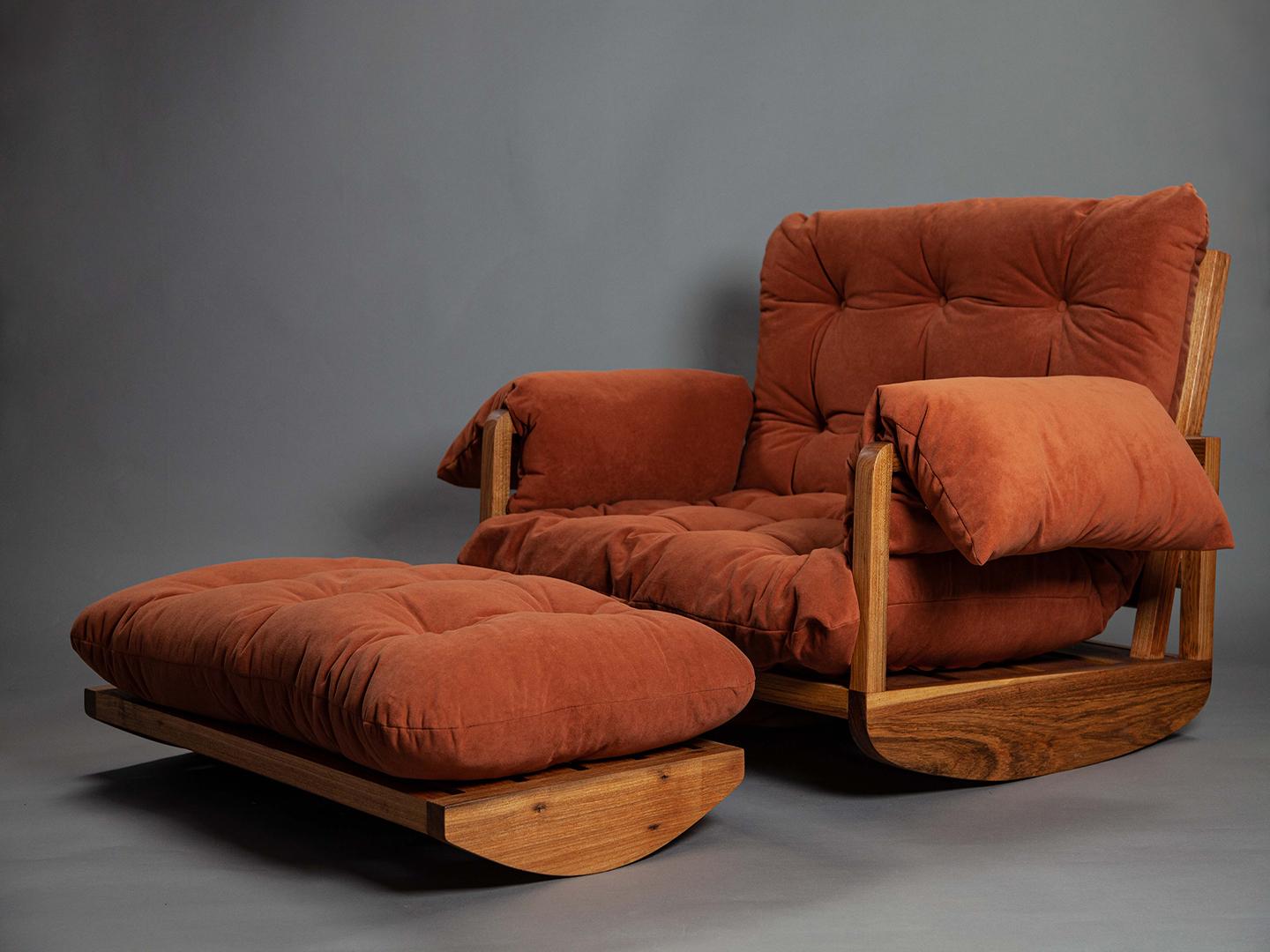 Laziness est un fauteuil à bascule décontracté et spacieux, conçu pour s'asseoir/se coucher et se détendre. La faible hauteur du siège par rapport au sol s'inspire des rocking-chairs japonais, tandis que la structure en bois est fortement influencée
