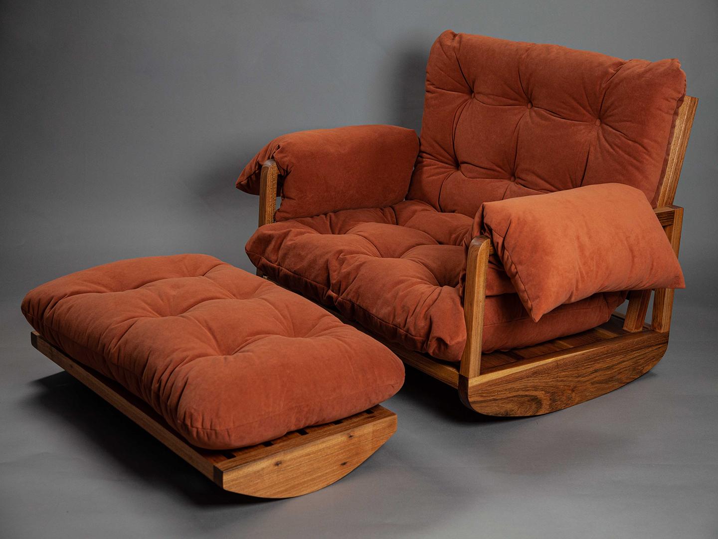 Moderne Fauteuil The Laziness en bois massif brésilien avec pouf à bascule en vente