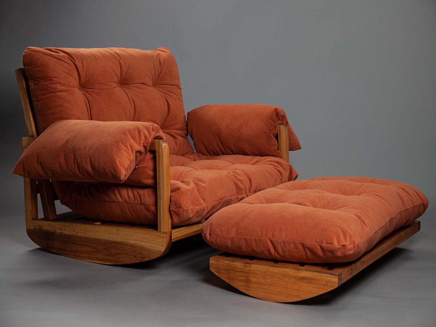 Menuiserie Fauteuil The Laziness en bois massif brésilien avec pouf à bascule en vente
