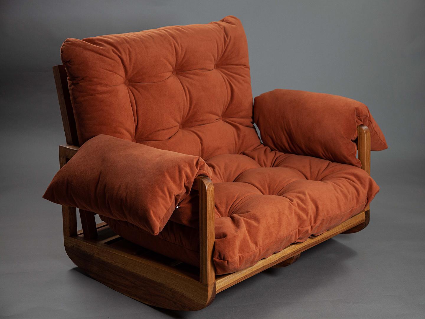 Velours Fauteuil The Laziness en bois massif brésilien avec pouf à bascule en vente