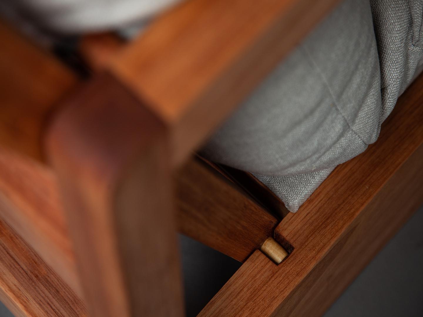 Le fauteuil Laziness Canapé à bascule en bois massif, tapissé de lin. en vente 2