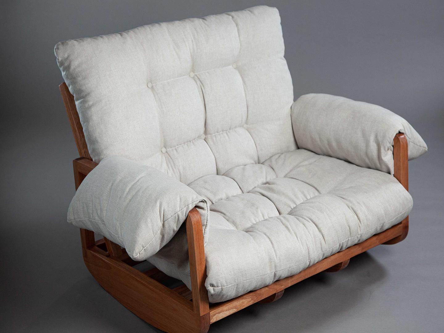 Brésilien Le fauteuil Laziness Canapé à bascule en bois massif, tapissé de lin. en vente