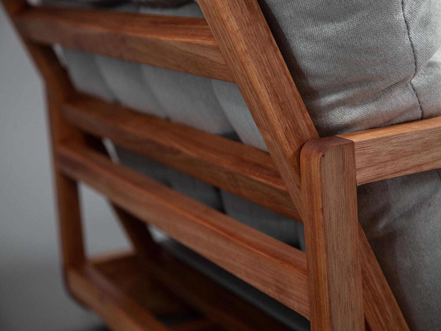 Der Laziness-Sessel. Schaukelsofa aus Massivholz, gepolstert mit Leinen. (21. Jahrhundert und zeitgenössisch) im Angebot
