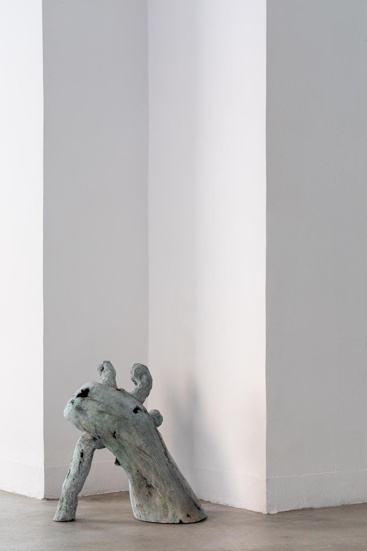 The leaning outcast, contemporary sculpure in cast bronze, white-green patina In New Condition For Sale In Roma, IT