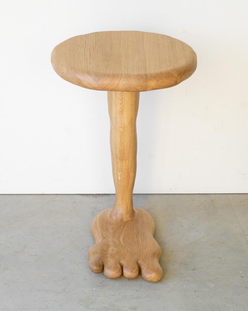 The Leg Side Table - Sculptural Table in Oak Wood For Sale 4