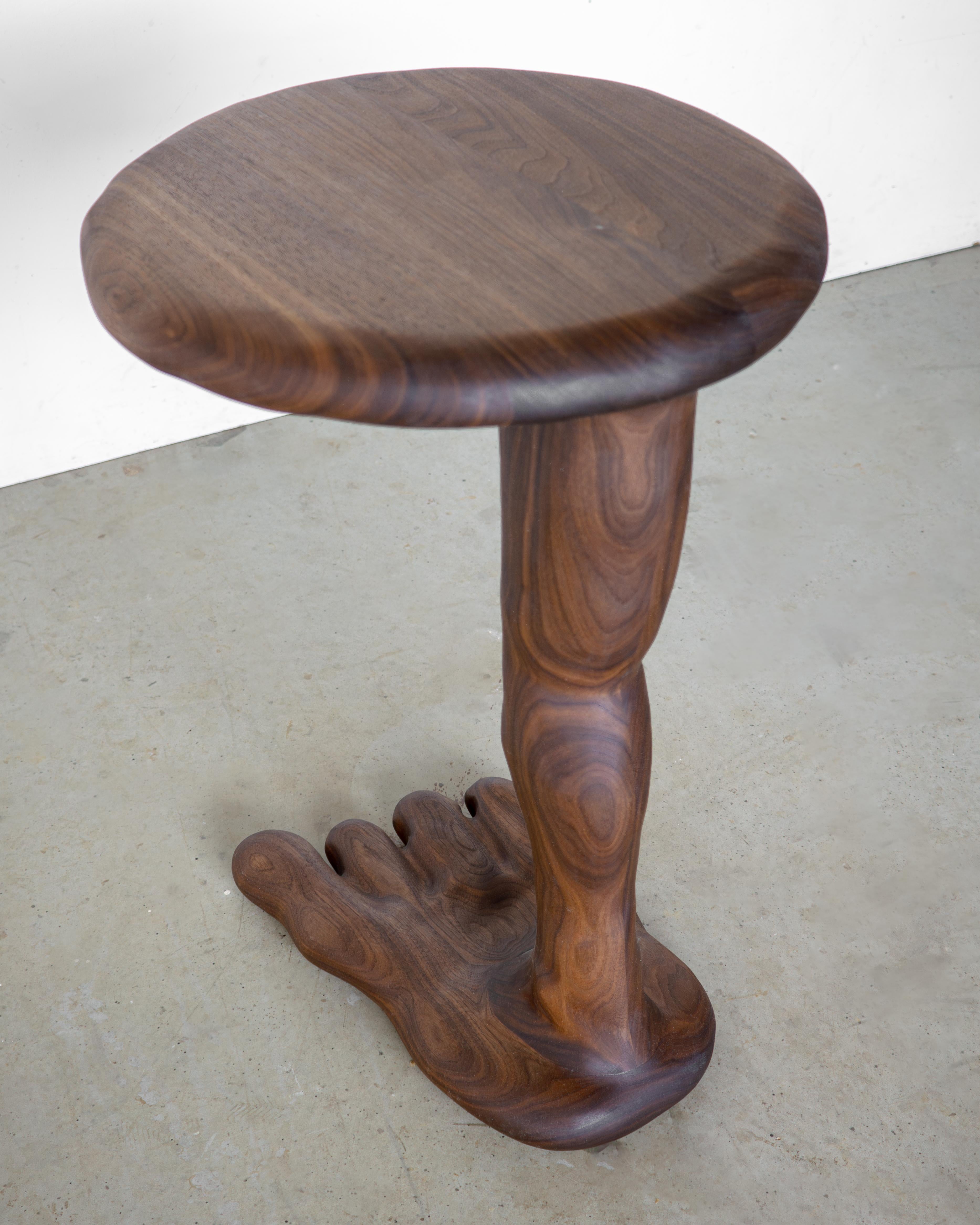 The Leg Side Table - Sculptural Table in Walnut Wood In New Condition For Sale In Aach, DE