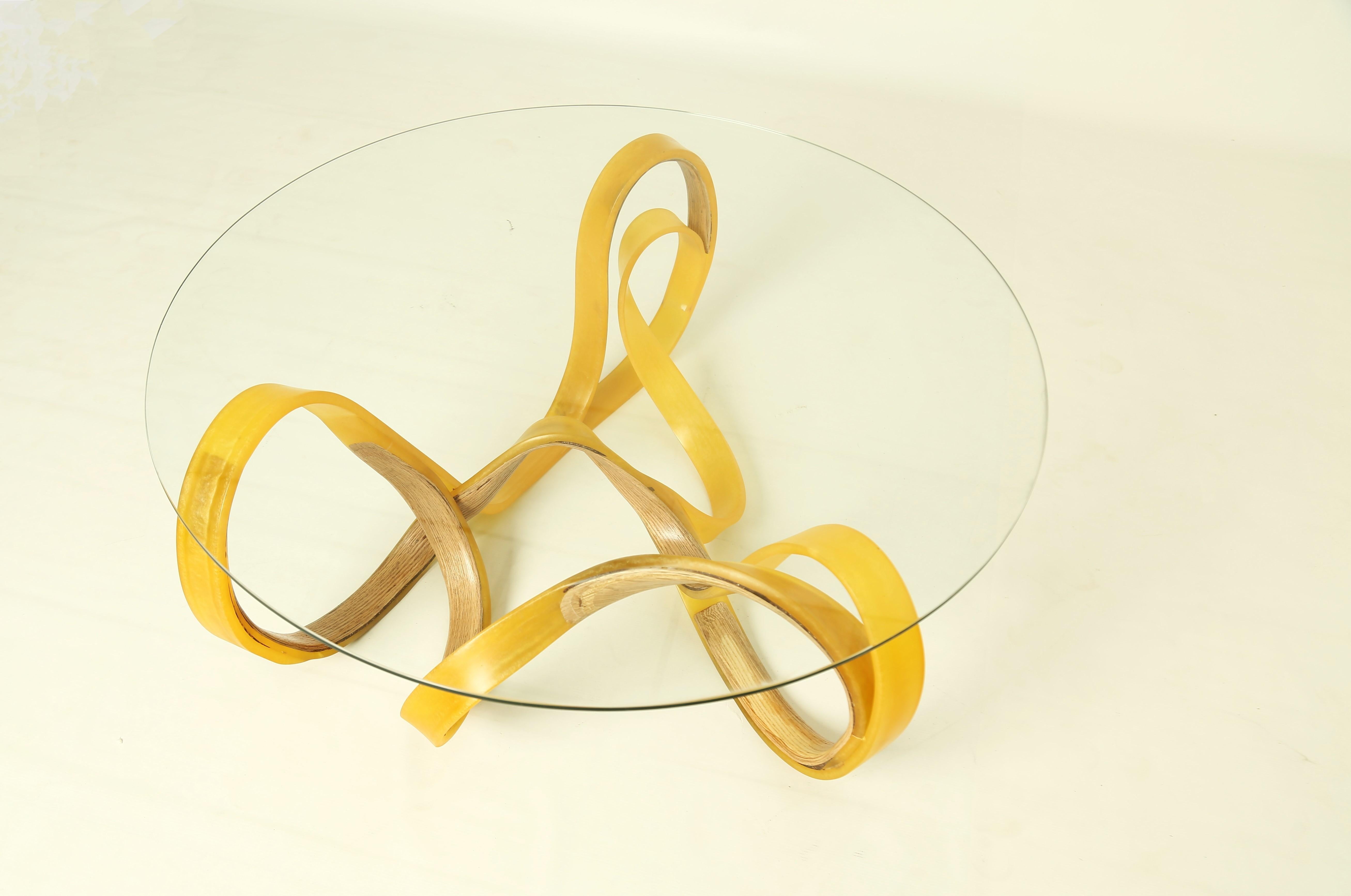 Le Lemon Peel est une table centrale dont la couleur jaune vibrante a été infusée dans le bois de frêne laqué. Les deux matériaux ont reçu des flux intenses pour ajouter à la présence de la pièce qui peut être utilisée comme pièce maîtresse pour