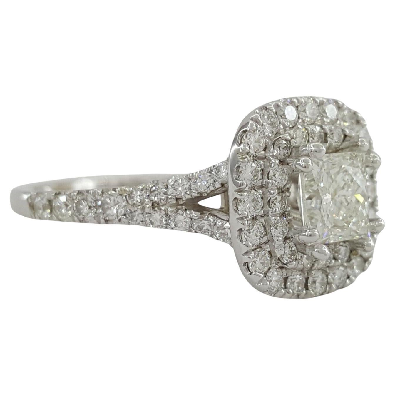Atemberaubende 1,39 ct Gesamtgewicht 14K Weißgold LEO® Princess Brillantschliff Diamant Double Halo Verlobungsring!

Dieser exquisite Ring, der Eleganz und Raffinesse ausstrahlt, ist ein wahres Zeugnis der Liebe und Schönheit.

Wesentliche