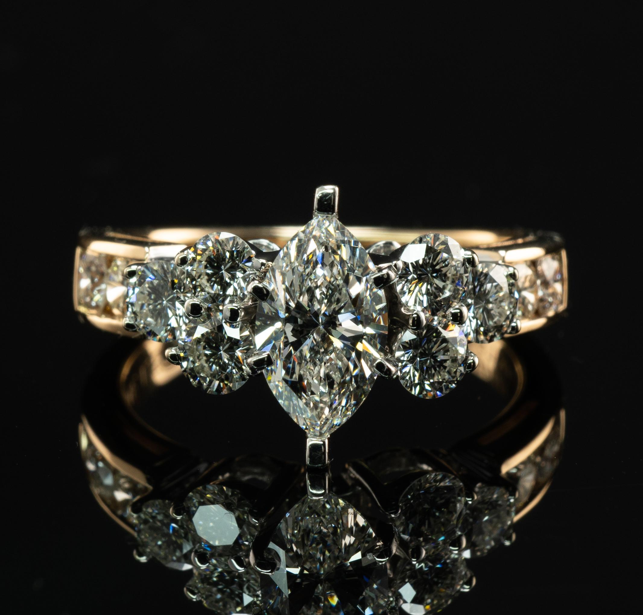Der Leo Diamant Ring 14K Gold Platin Marquise geschnitten Verlobung

Dieser herrliche Diamantring aus 14K Gelbgold und Platin ist mit natürlichen Diamanten besetzt.
Der Ring wurde von The Leo Company hergestellt. Er ist auf der Innenseite des