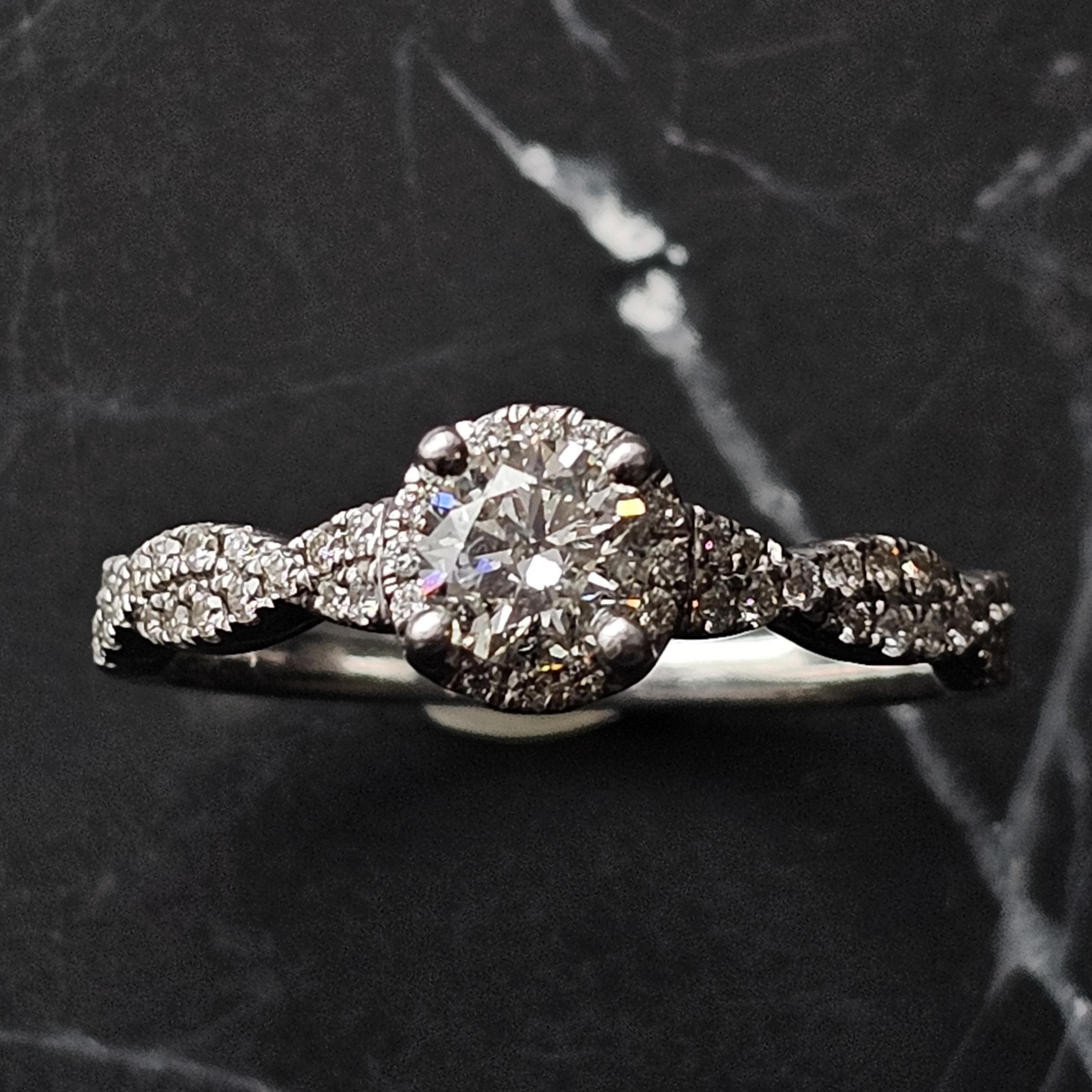 The Leo Ideal Cut Diamond Anello di fidanzamento Halo ~.86ctw 14k White gold sz 8.25 in vendita 5