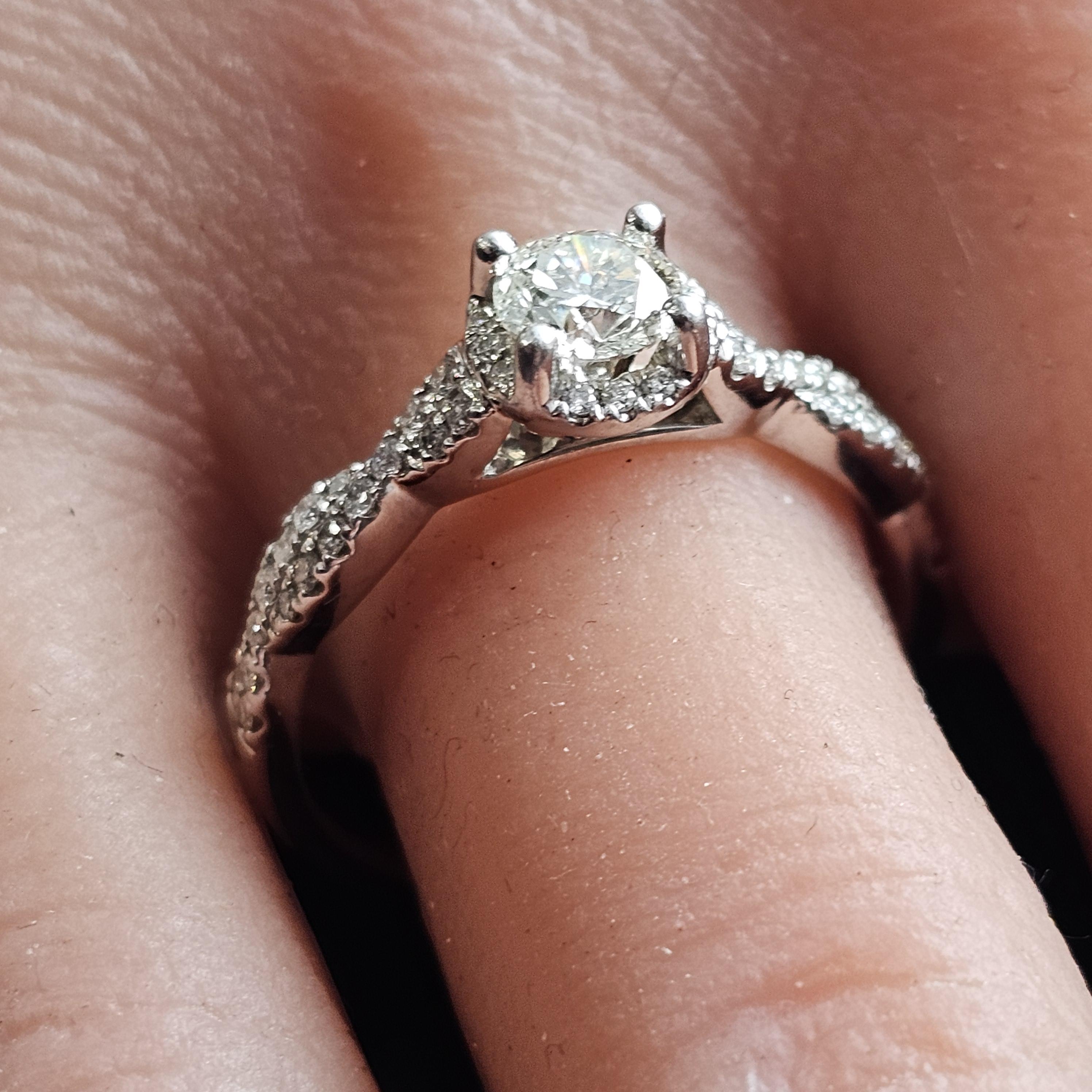 Questo squisito anello di fidanzamento di The Leo Diamond mette in mostra un diamante brillante di taglio rotondo come pezzo centrale. Realizzato in oro bianco 14 carati, l'anello presenta un diamante bianco da 0,48 carati che emana eleganza e