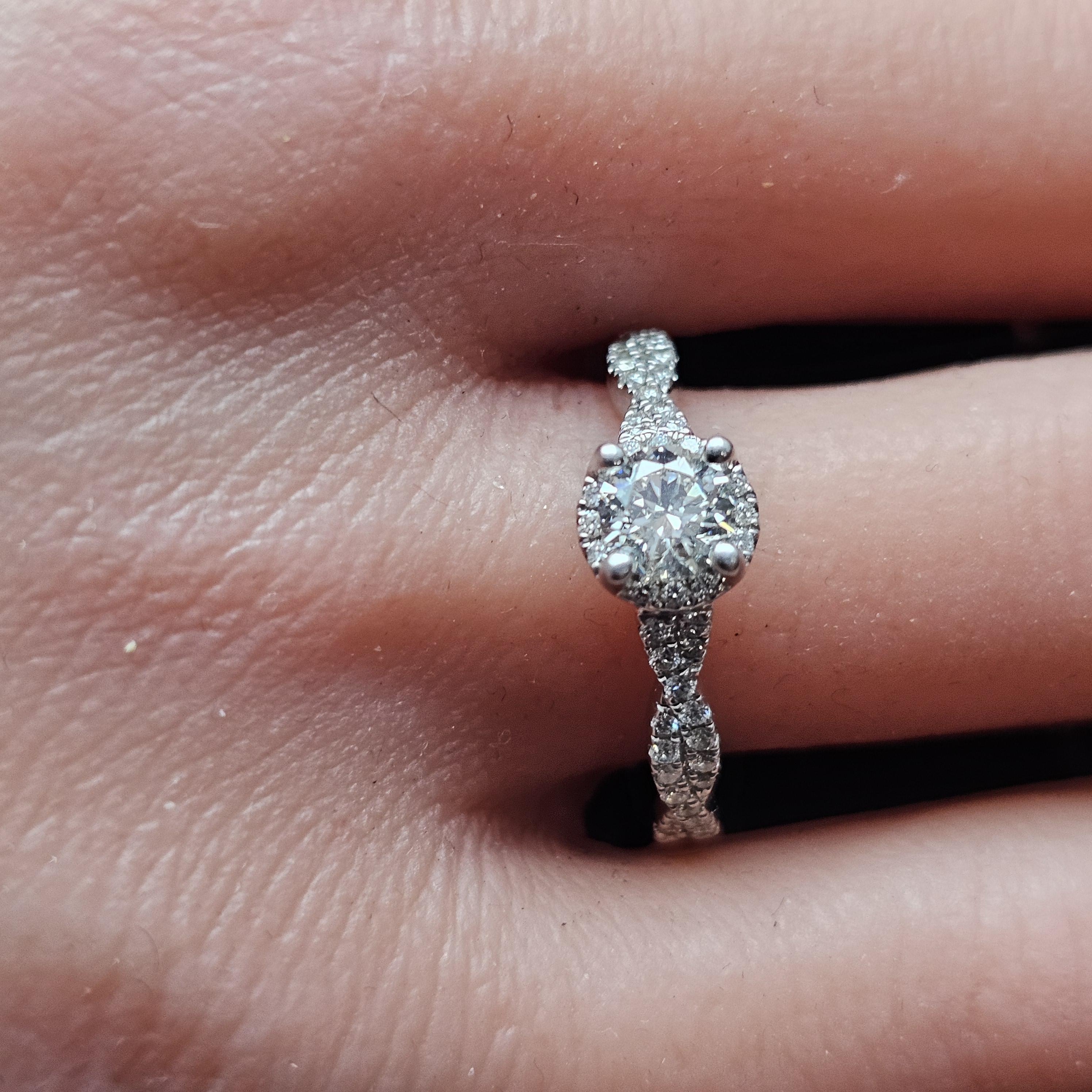 Taglio rotondo The Leo Ideal Cut Diamond Anello di fidanzamento Halo ~.86ctw 14k White gold sz 8.25 in vendita