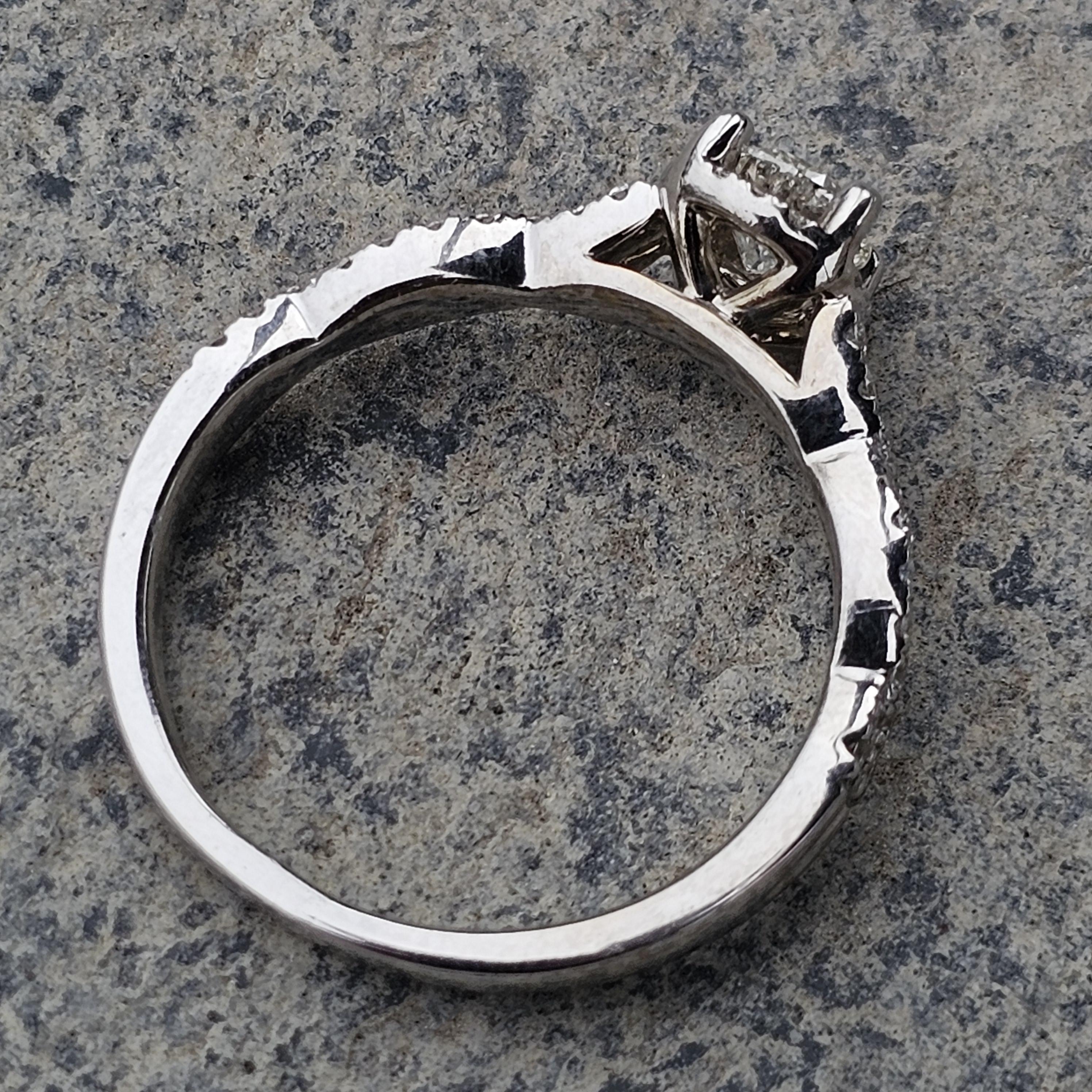 The Leo Ideal Cut Diamond Anello di fidanzamento Halo ~.86ctw 14k White gold sz 8.25 in vendita 2