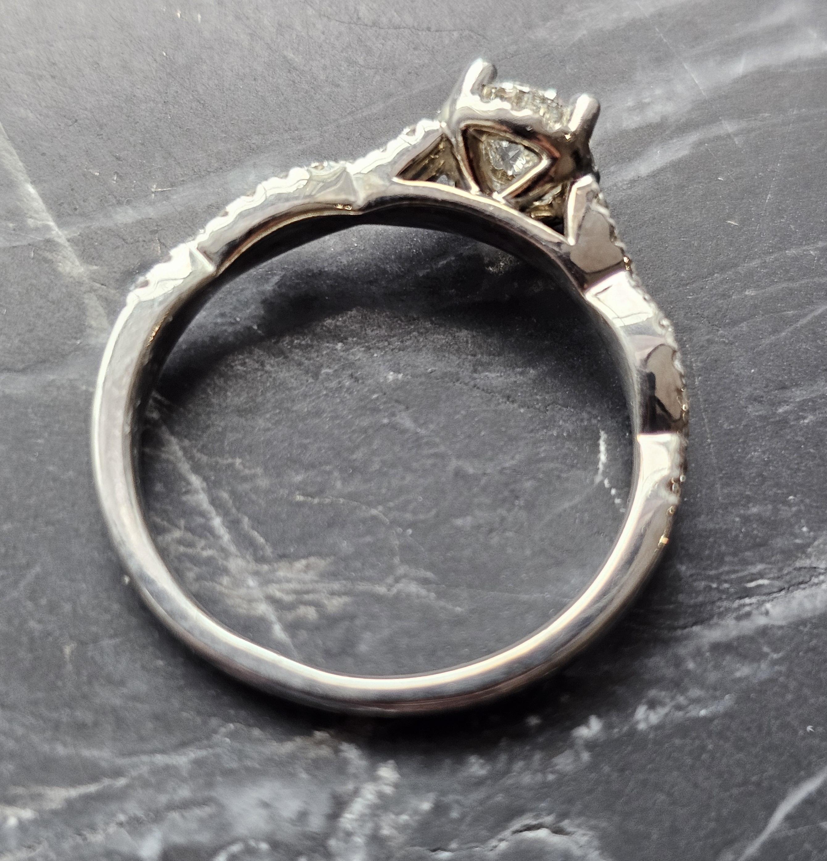 The Leo Ideal Cut Diamond Anello di fidanzamento Halo ~.86ctw 14k White gold sz 8.25 in vendita 3