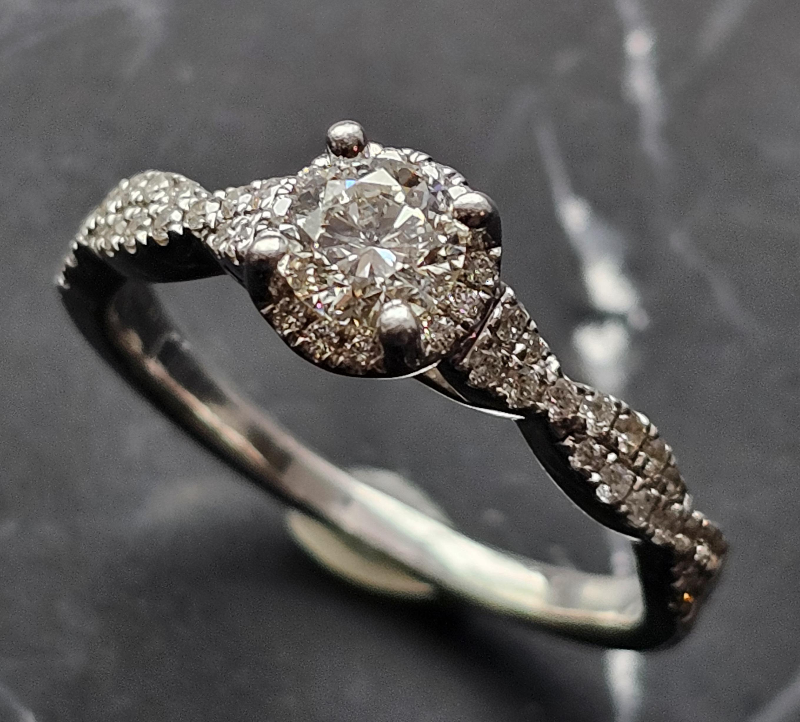 The Leo Ideal Cut Diamond Anello di fidanzamento Halo ~.86ctw 14k White gold sz 8.25 in vendita 4