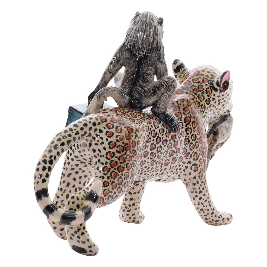 Escultura jinete leopardo y babuino
Cerámica artesanal - Única en su especie

Esta escultura de cerámica, irresistiblemente juguetona y detallada, muestra a un babuino cabalgando con confianza sobre un regio leopardo. El babuino lleva una mochila