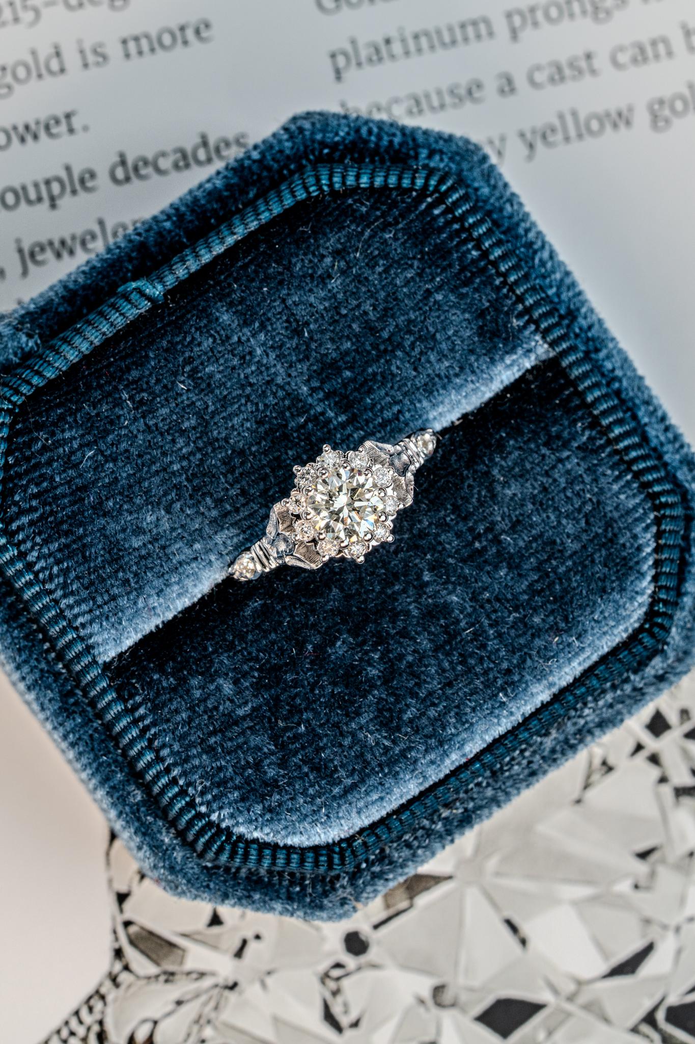 En venta: Anillo de compromiso de diamantes Lia Vintage  2