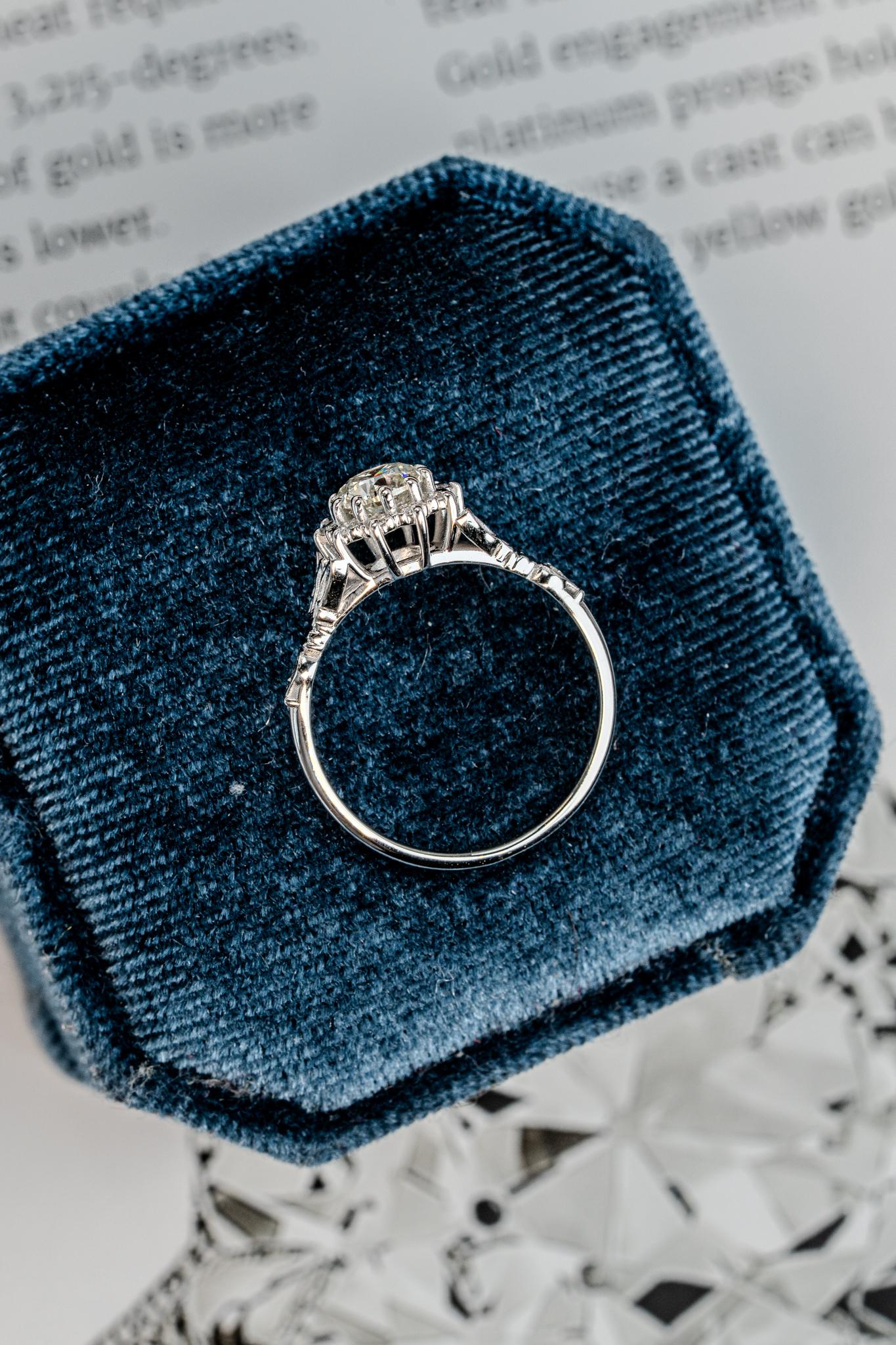 En venta: Anillo de compromiso de diamantes Lia Vintage  3