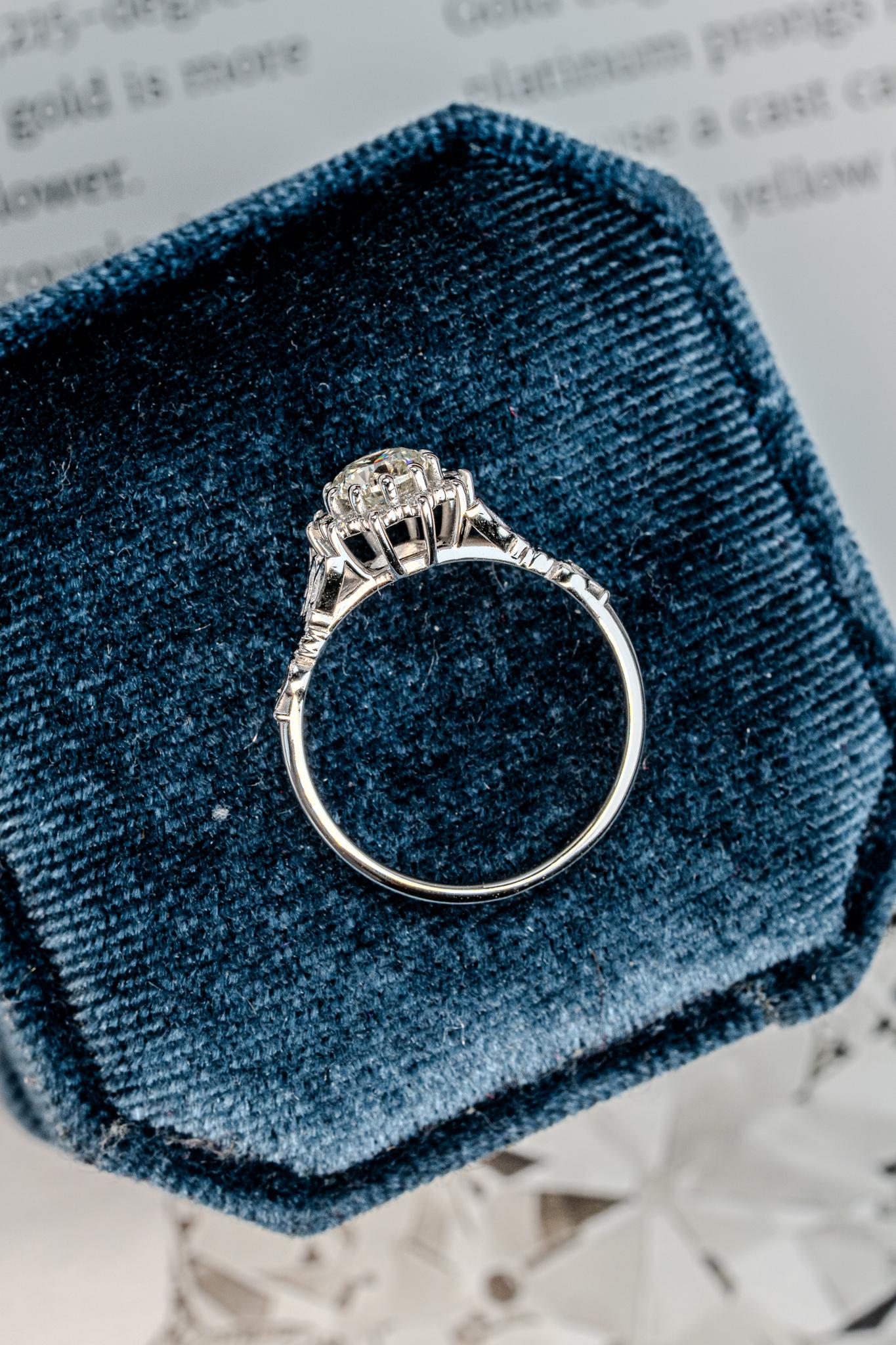 En venta: Anillo de compromiso de diamantes Lia Vintage  4