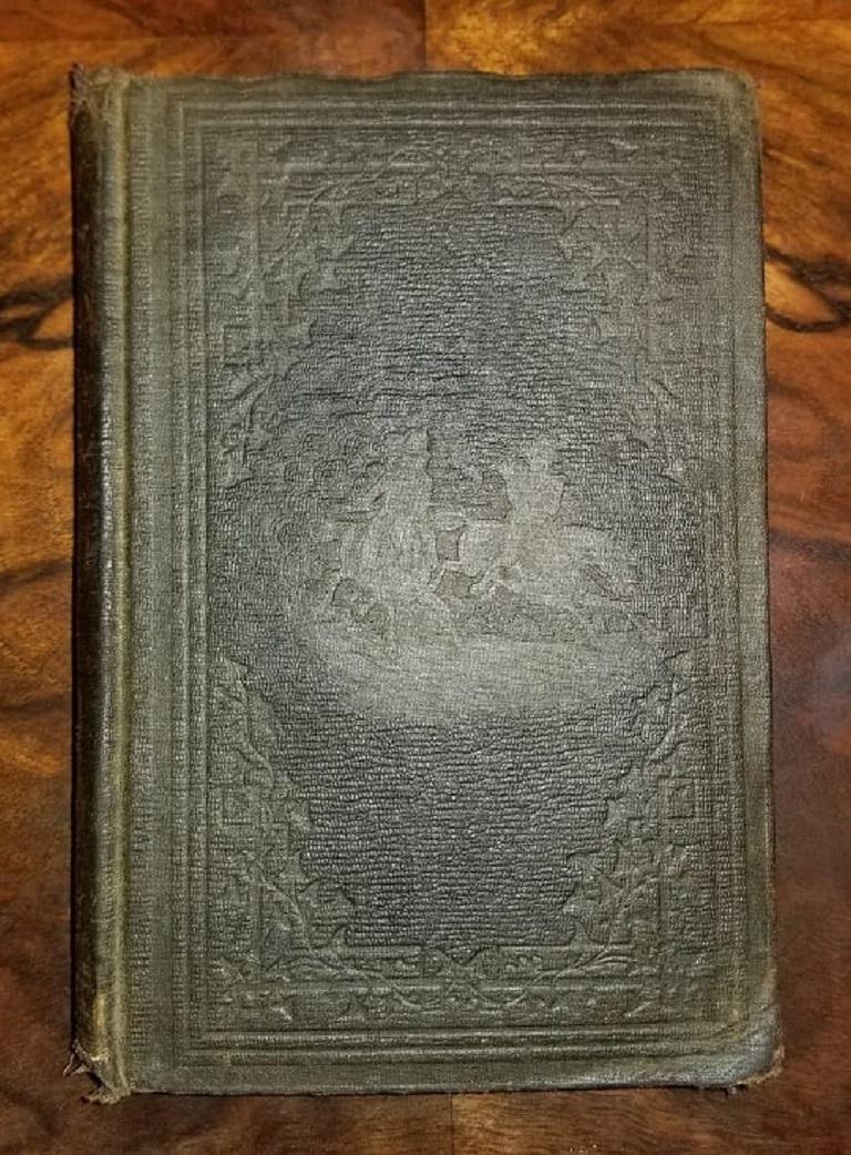Voici une très rare onzième édition cartonnée et illustrée de The Life of Francis Marion W. Gilmore Simms. J.C. Derby 119 Nassau Street, New York en 1855.

La première édition a été publiée en 1844.

Ce livre extrêmement rare est en assez bon