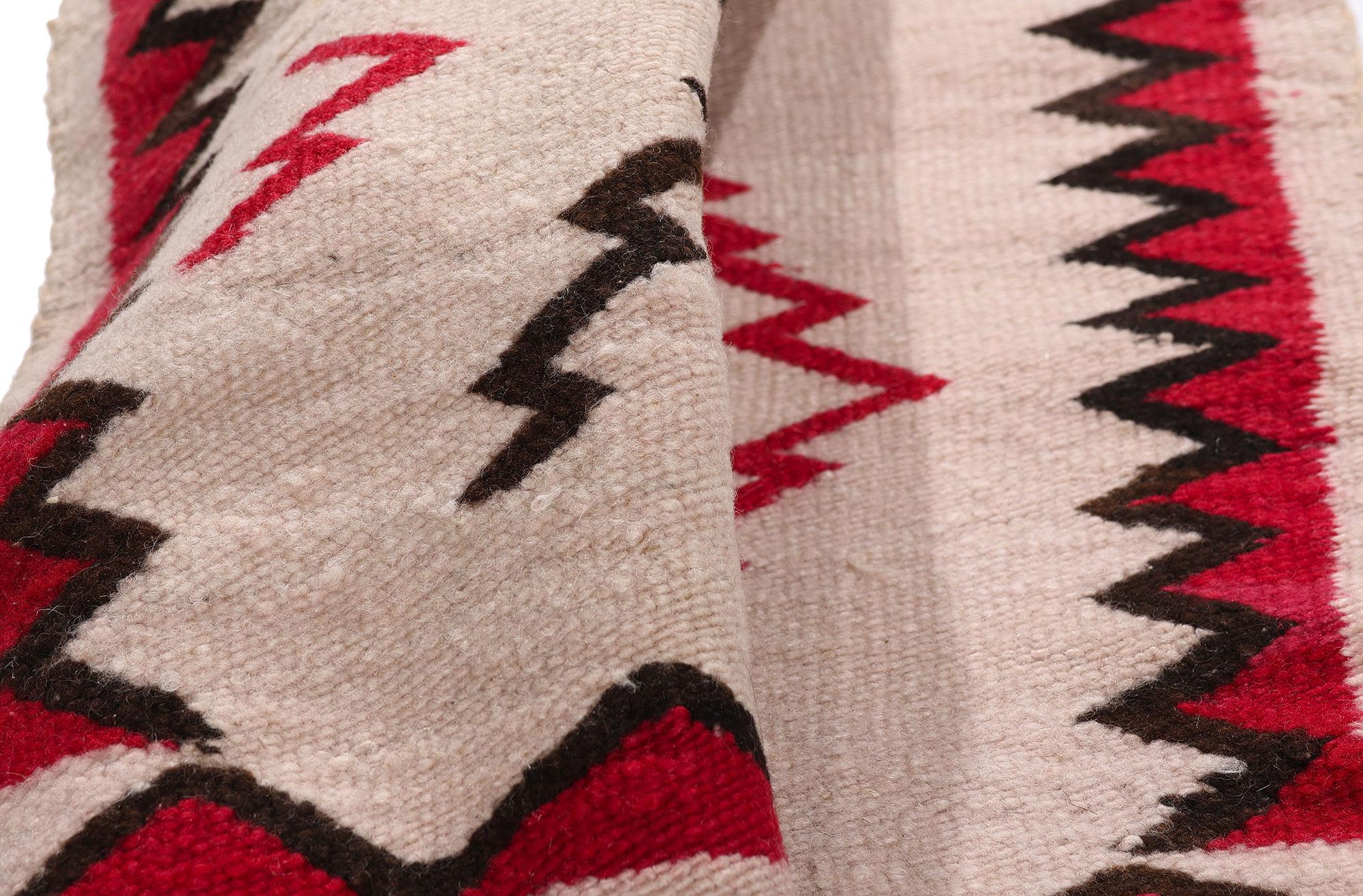 79223 Tappeto Antique Eye Dazzler Southwest, 02'05 x 03'07. Irradiando un'energia allo stesso tempo primordiale e raffinata, questo antico tessuto Eye Dazzler in lana intrecciata a mano è una rara testimonianza dell'ingegno umano espresso attraverso