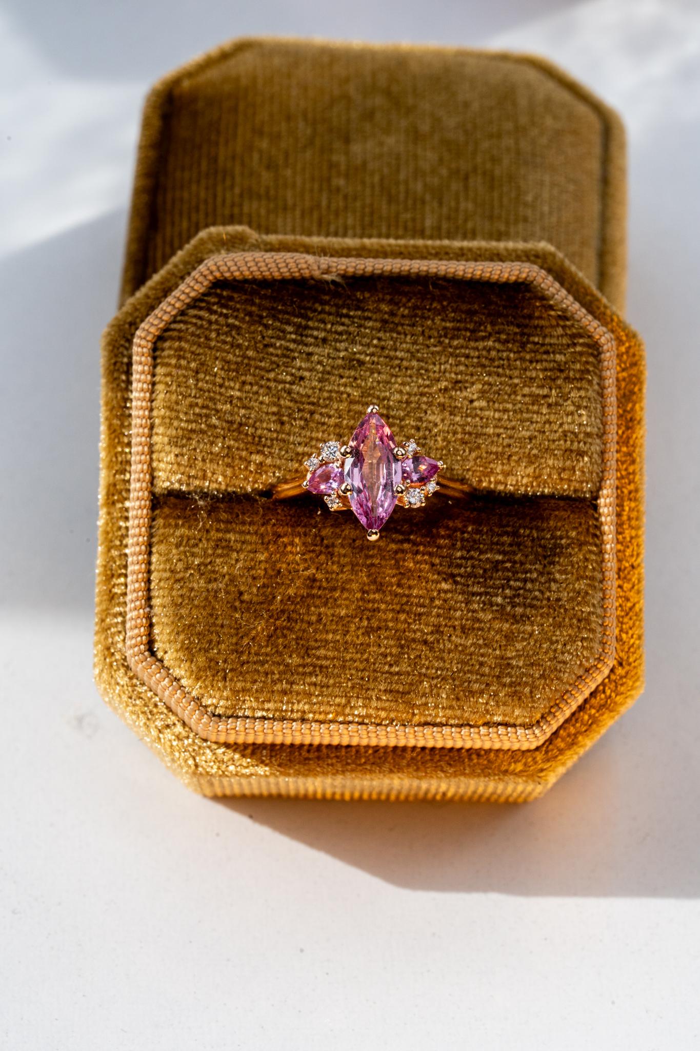 En vente :  Bague de fiançailles saphir rose lilas et diamant 2
