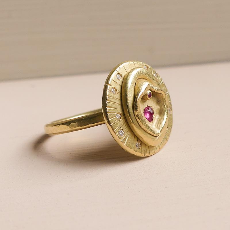 The Lilith Vulva Ring 18ct Fairmined gold and Diamonds In New Condition For Sale In London, London