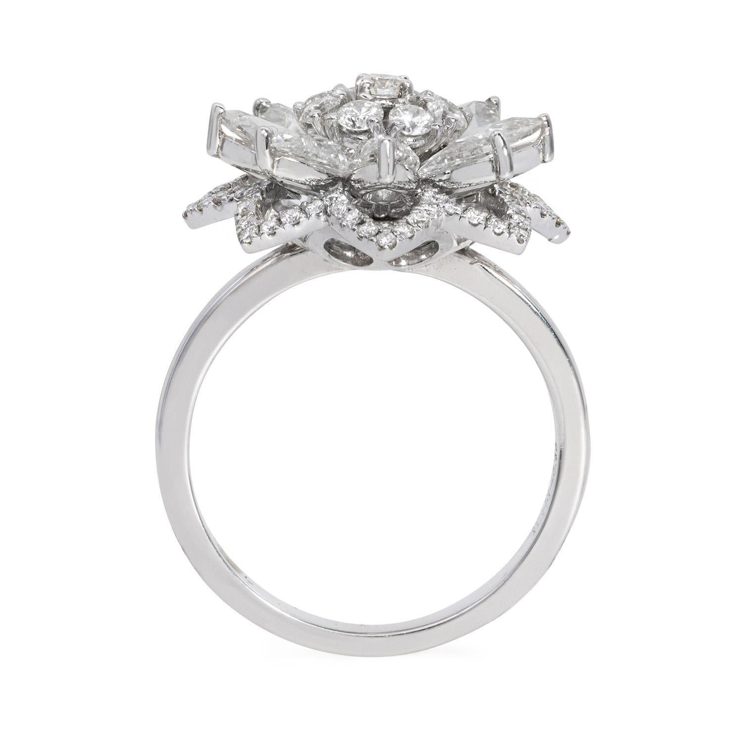 Der Lilotus Ring ist ein atemberaubendes und fesselndes Schmuckstück, das den Glanz von Diamanten mit der Eleganz von 18 Karat Weißgold verbindet. Dieser Ring besticht durch eine Reihe von Diamanten, darunter runde Brillanten und Diamanten im