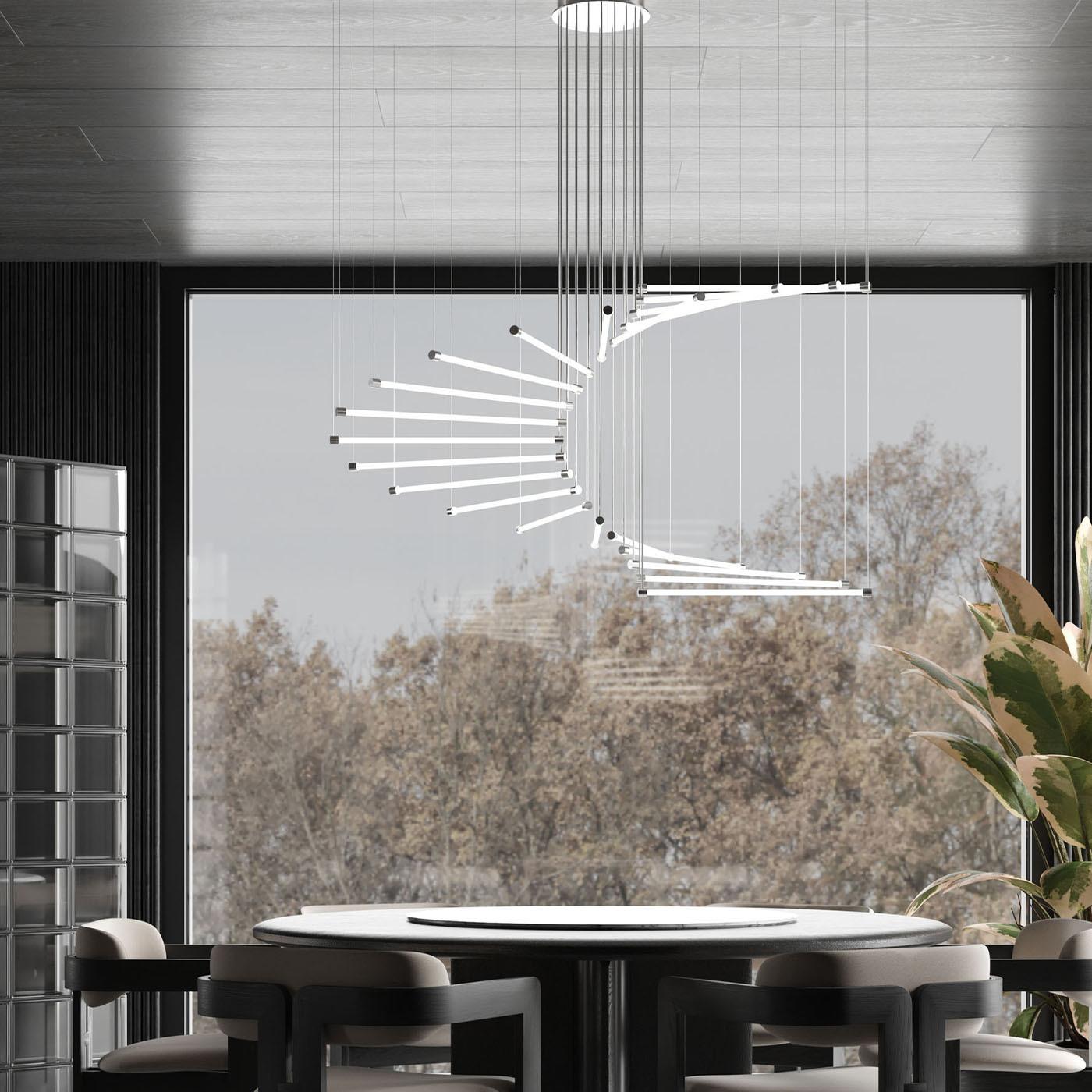 Le lustre Line 17 est composé de 21 lampes horizontales de 55 cm chacune, conçues pour éclairer les salles à manger et les espaces courbes d'une lumière équilibrée et raffinée. Son agencement symétrique met l'accent sur la modernité et l'élégance,