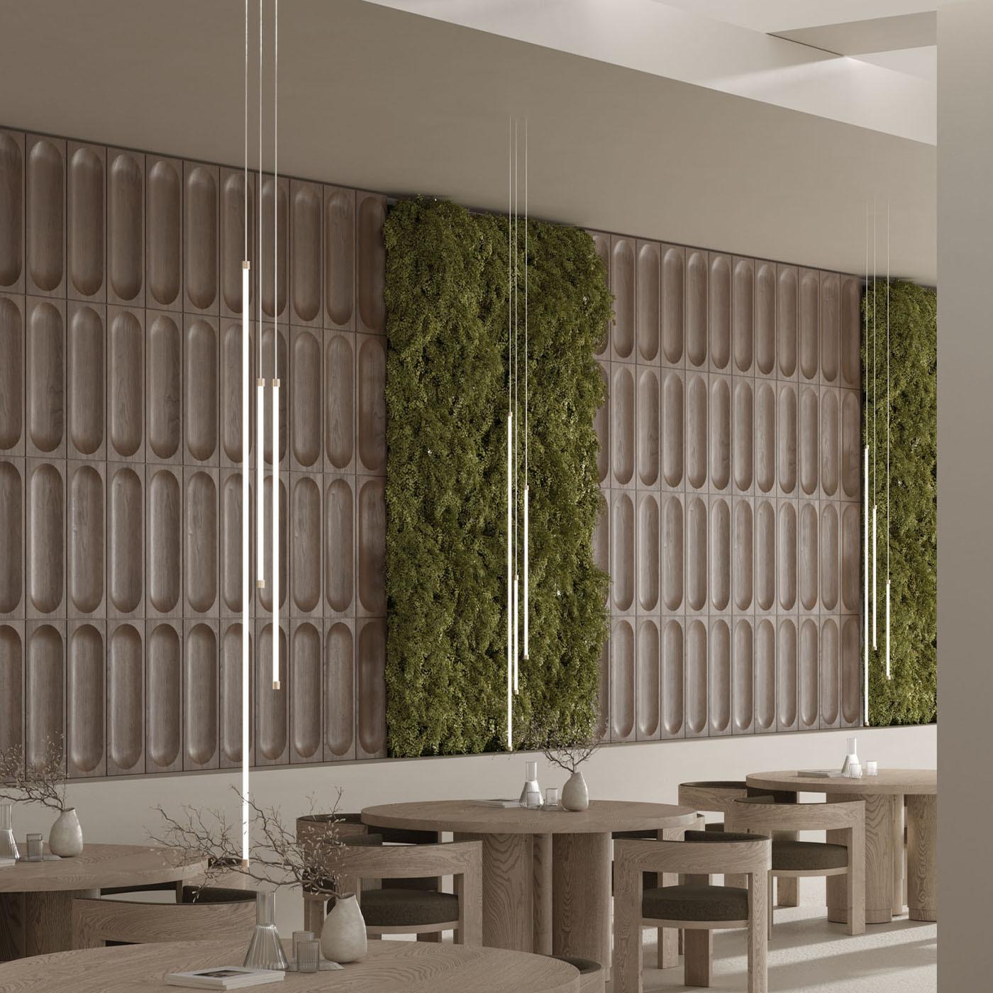 Il lampadario Line 3 presenta una composizione verticale con un armonioso gioco di proporzioni, ideale per zone pranzo e angoli accoglienti. Questo pezzo di illuminazione di medie dimensioni è caratterizzato da più elementi di vetro allungati