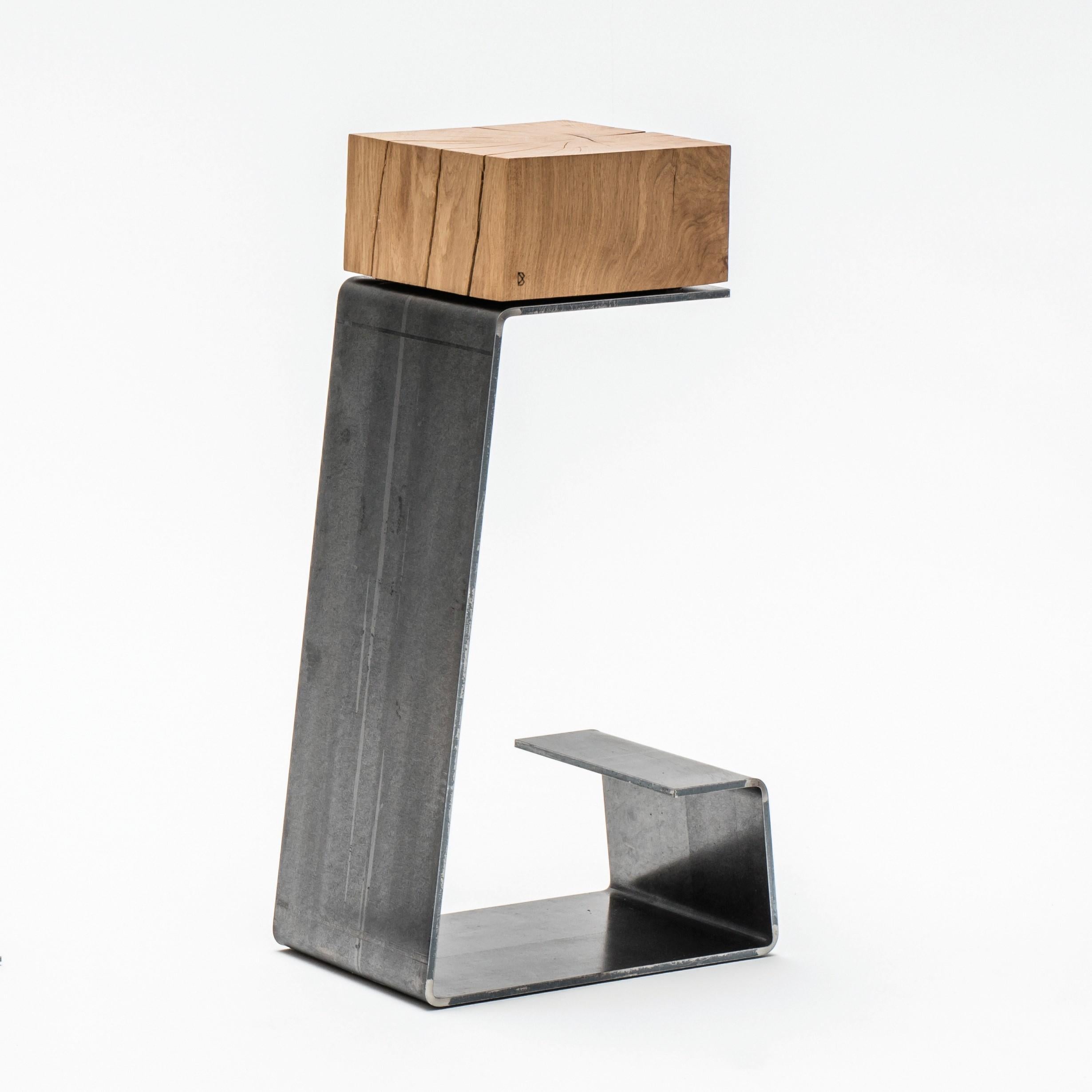 Der Barhocker Line von Baker Street Boys
Abmessungen: H 75 x L 39 (unten) x L 25 (oben) x B 25 cm
MATERIALIEN: Stahl, Holz 

Aufgrund unterschiedlicher Mischungen der MATERIALIEN kann THE LINE unterteilt werden in: THE LINE (Rohstahl + Eiche)
