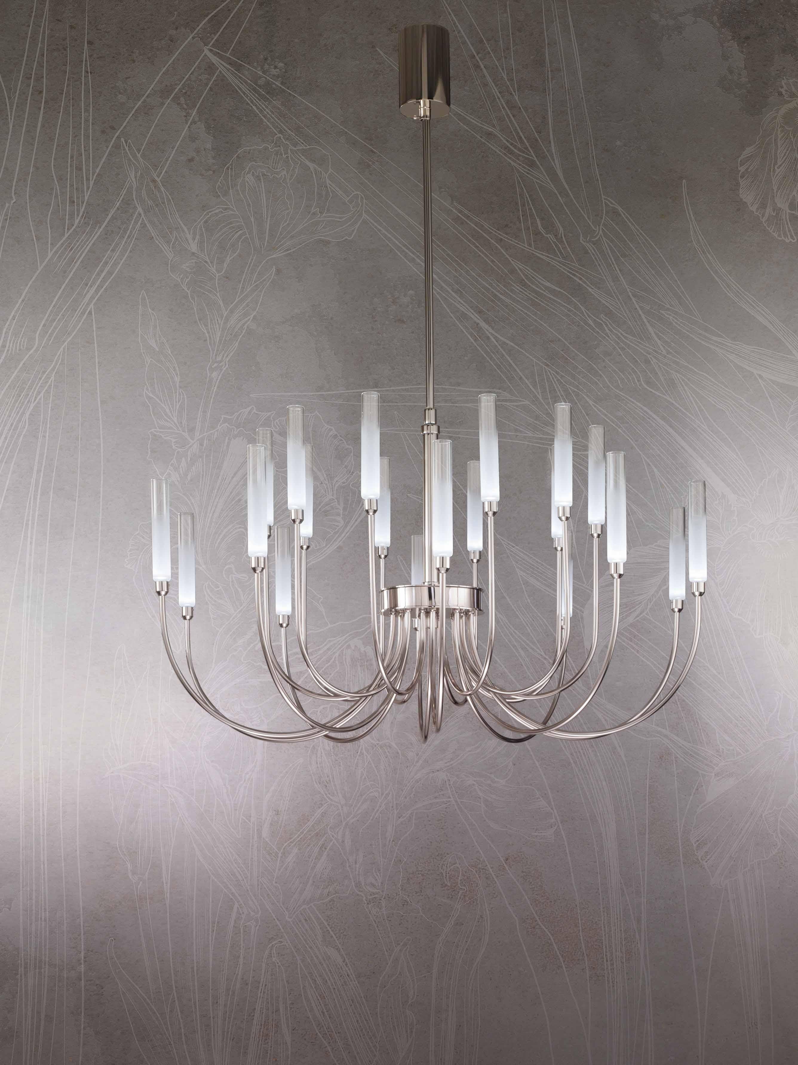 Lampada da soffitto The Line, 21502, di Stillux Illuminazione
Dimensioni: D. 88 x H. 110 cm.
Materiali: Acciaio, ferro, ottone, vetro, nichel.

Disponibile in nichel, cromo, nichel satinato, nichel nero, rame placcato, oro ombra, oro placcato,