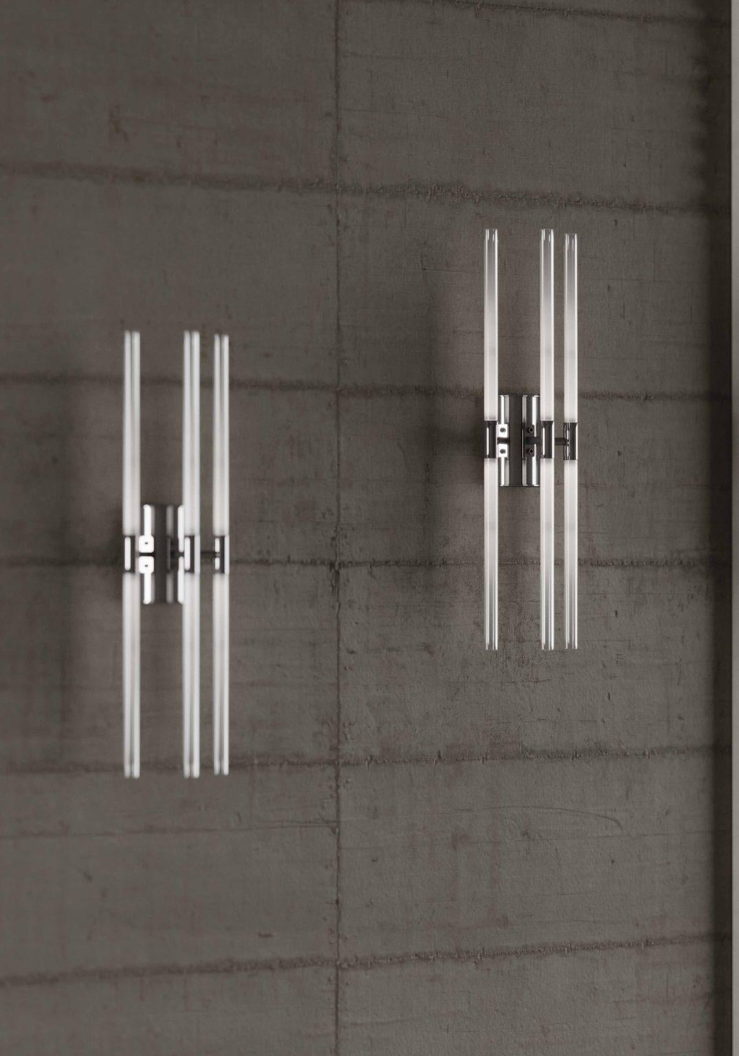 Lámpara de pared The Line, 21505, de Stillux Illuminazione
Dimensiones: P 11 x An 12 x Al 55 cm.
Materiales: Acero, hierro, latón, cristal, níquel satinado.

Disponible en níquel, cromo, níquel satinado, níquel negro, chapado en cobre, oro sombra,