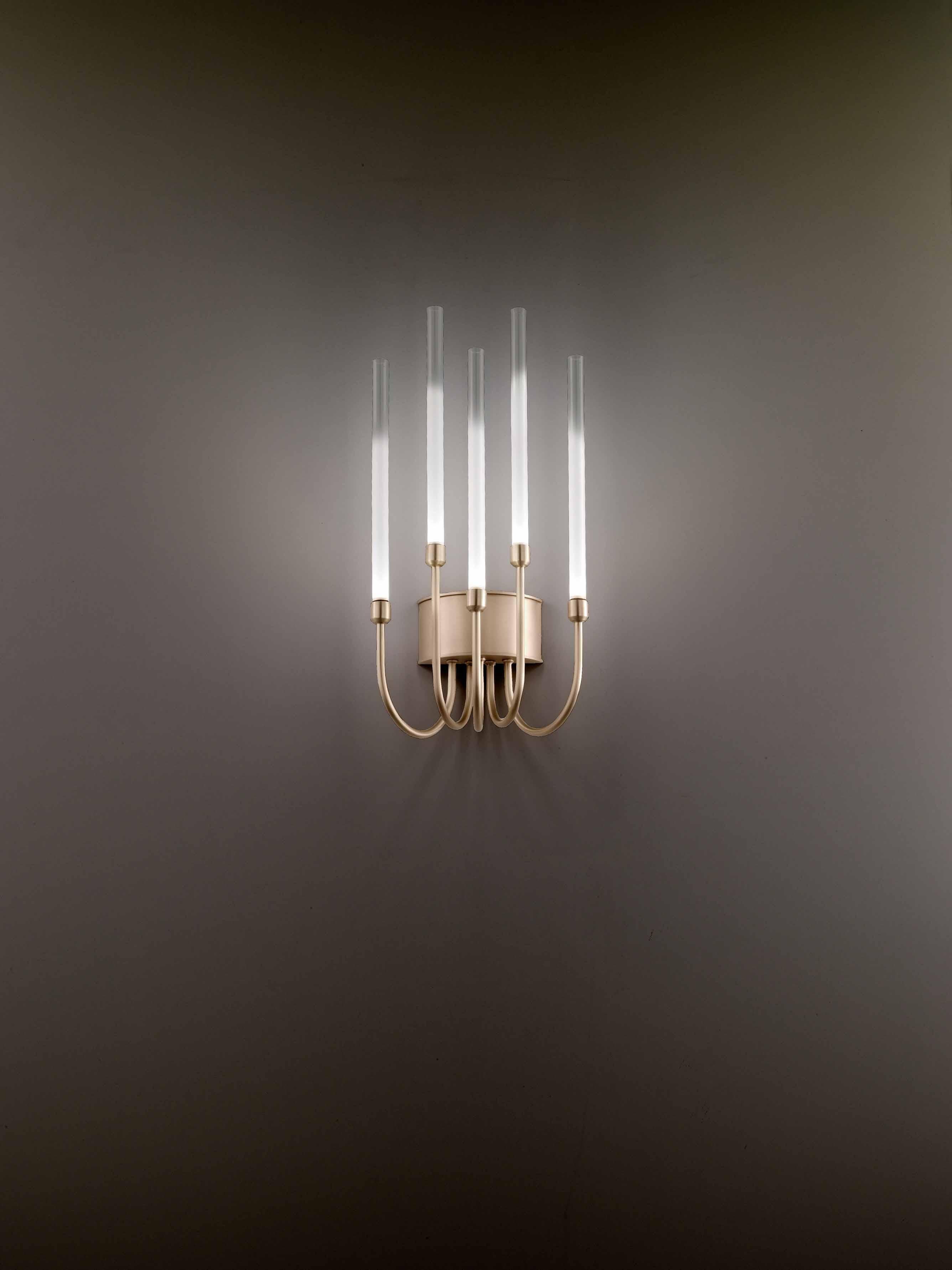 Lámpara de pared The Line, 21506, de Stillux Illuminazione
Dimensiones: P 16 x An 21 x Al 43 cm.
Materiales: Acero, hierro, latón satinado, cristal.

Disponible en níquel, cromo, níquel satinado, níquel negro, chapado en cobre, oro sombra, chapado