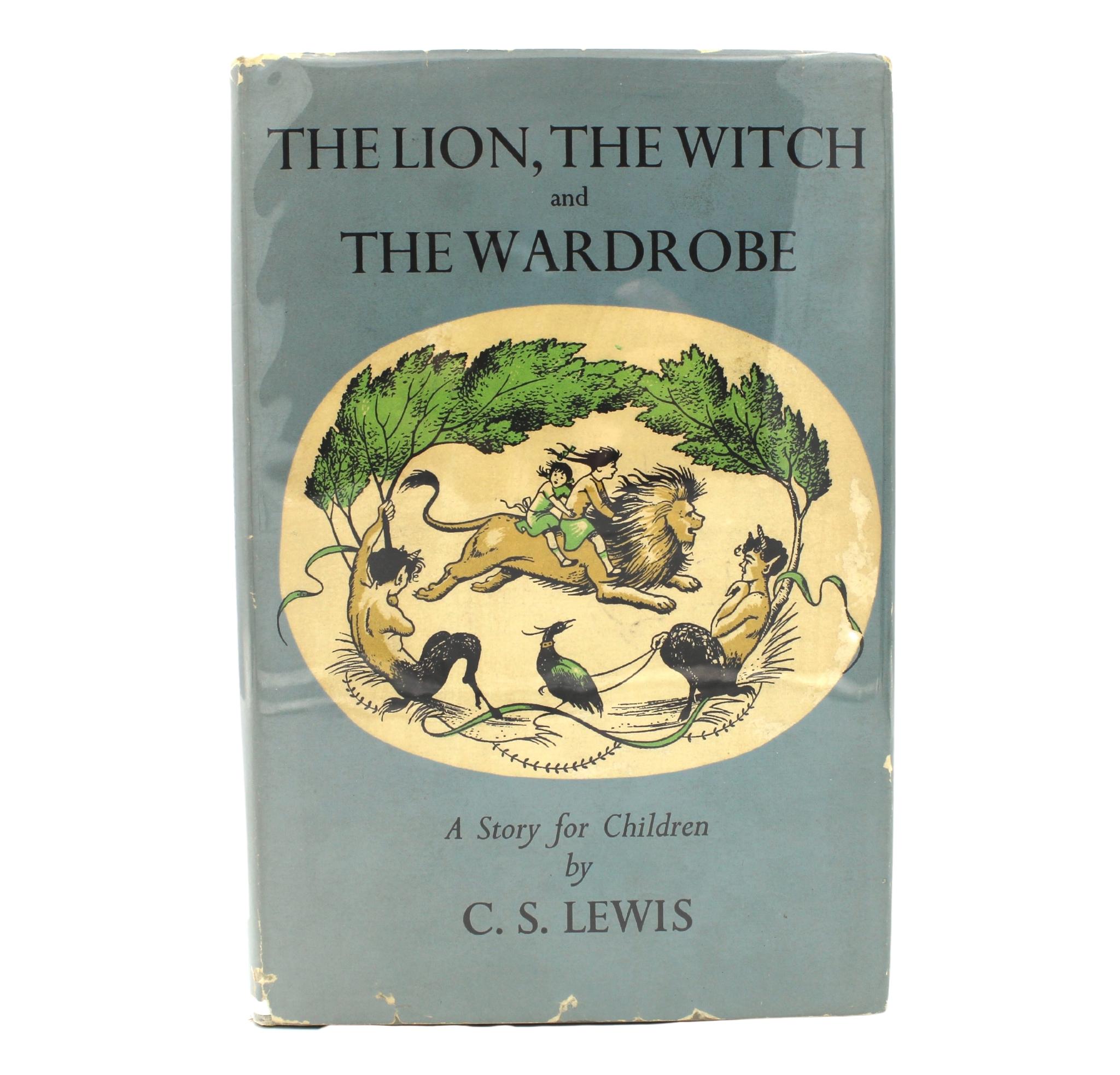 Lewis, C.S. Le lion, la sorcière et l'armoire. New York : The Macmillan Company, 1950. Première édition américaine. Octavo. Dans les cartons bleus de l'éditeur et la jaquette illustrée. 

Il s'agit de la première édition américaine du conte