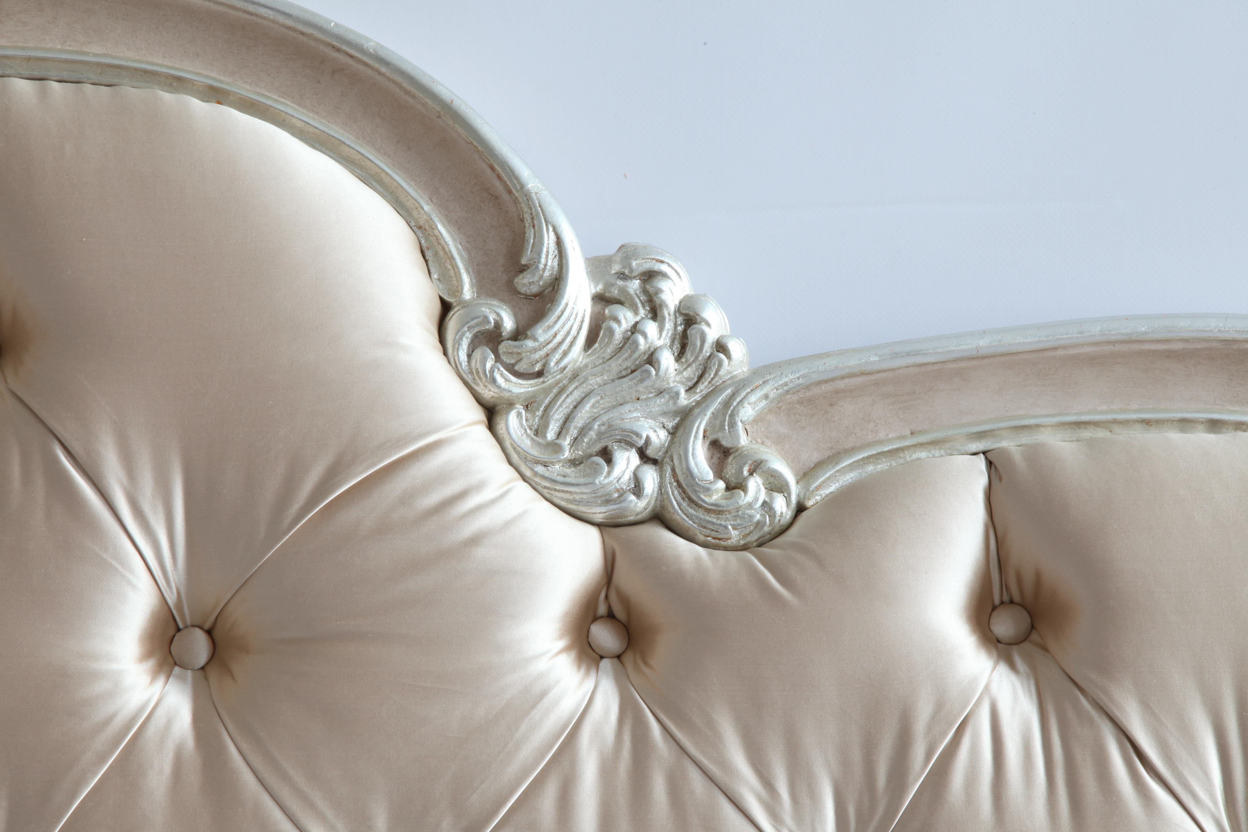 Lit De Marriage-Bett, hergestellt im LXV-Stil, in Rosen- und Silber lackiert (Englisch) im Angebot