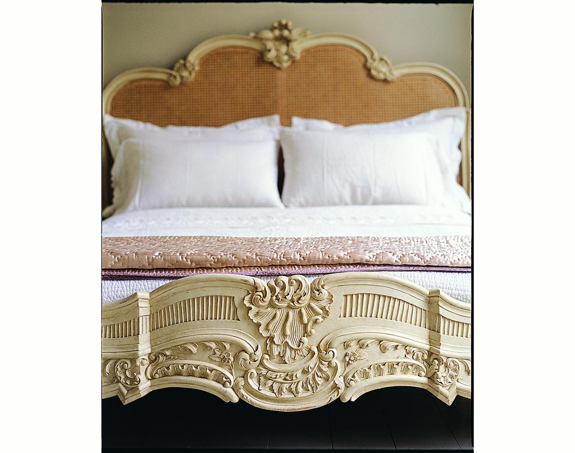 Lit De Marriage-Bett, hergestellt im LXV-Stil, in Rosen- und Silber lackiert (21. Jahrhundert und zeitgenössisch) im Angebot
