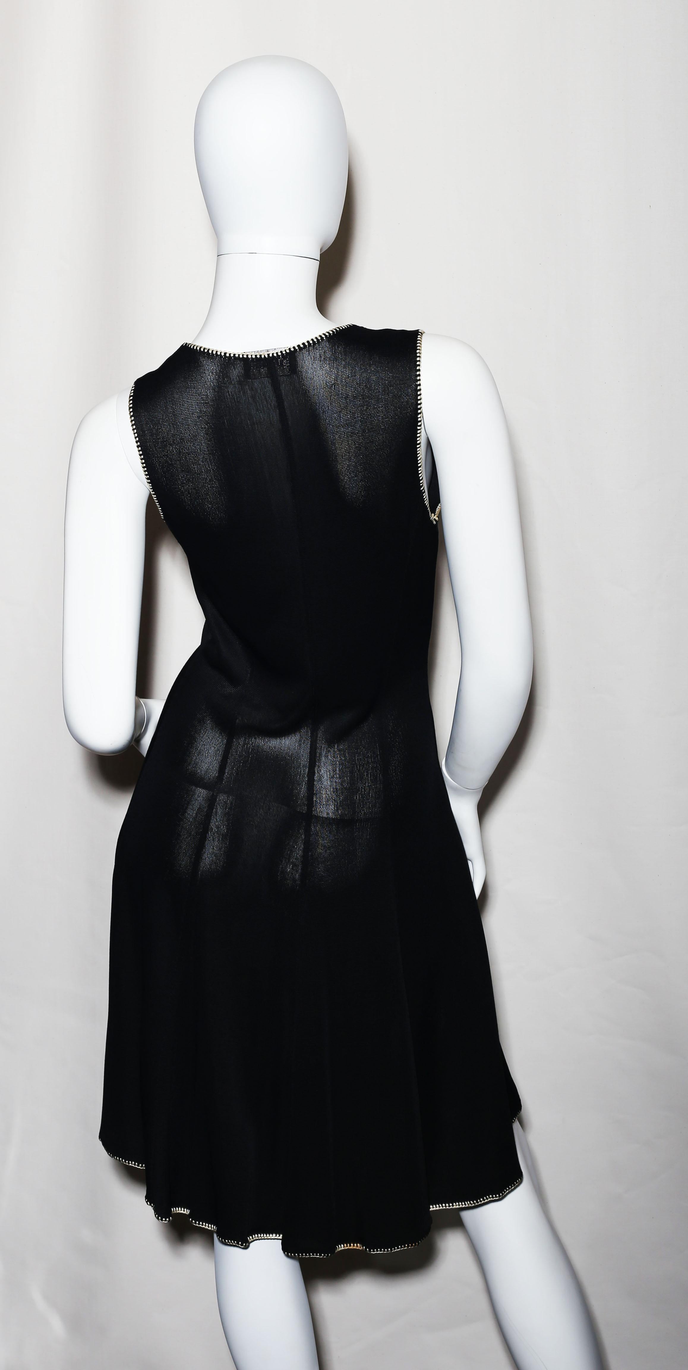 Noir La petite robe noire de Chanel  Soie noire et blanche  Figure sculptée  en vente