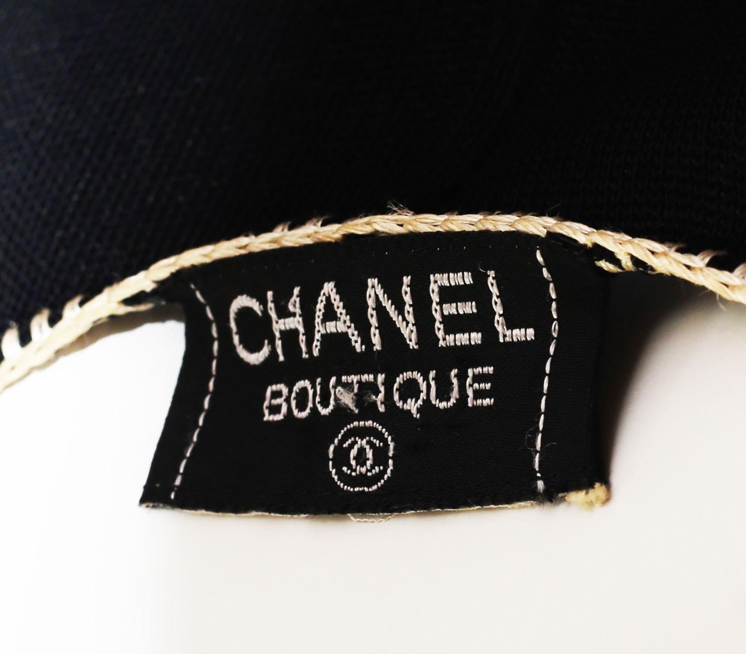 La petite robe noire de Chanel  Soie noire et blanche  Figure sculptée  Unisexe en vente