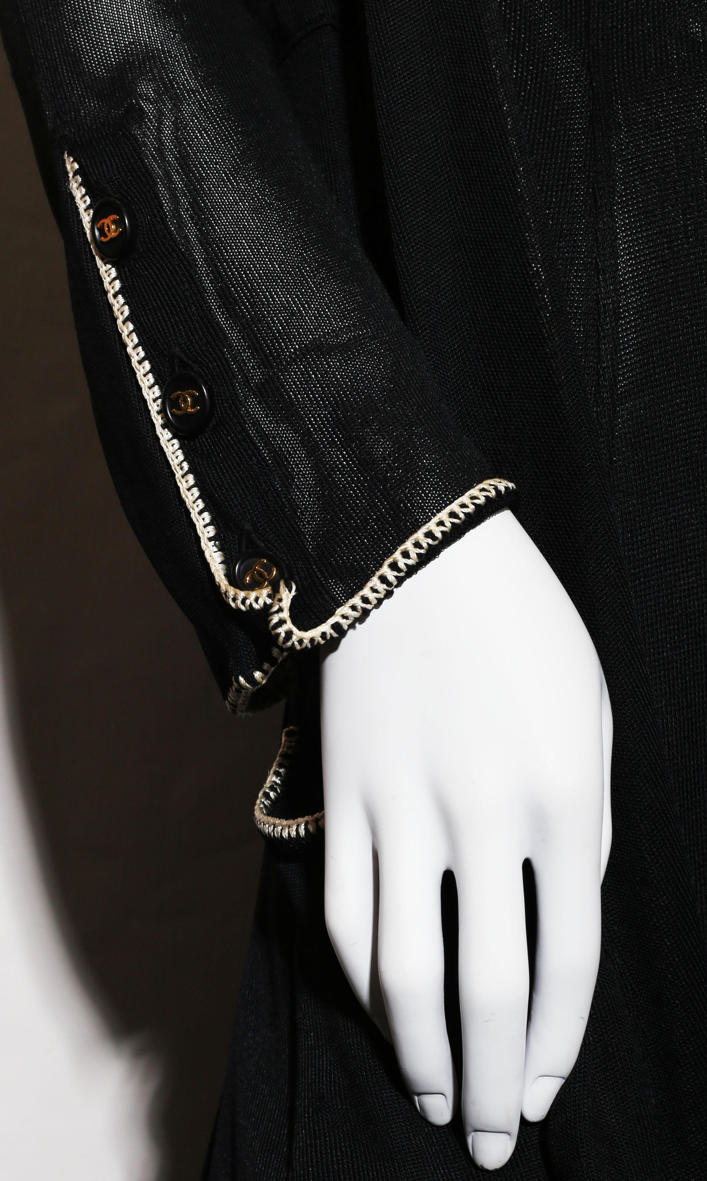 La petite robe noire de Chanel  Soie noire et blanche  Figure sculptée  en vente 1