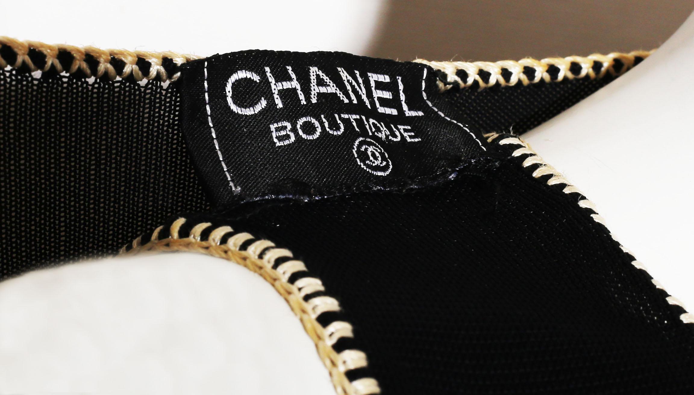 La petite robe noire de Chanel  Soie noire et blanche  Figure sculptée  en vente 3