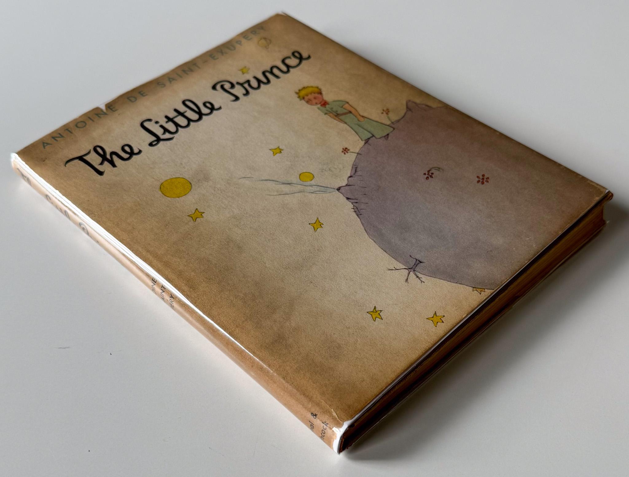 Sesta stampa, dichiarata, della prima edizione americana di questo classico libro per bambini.  Pubblicato nel 1943 da Reynal & Hitchcock con testo e illustrazioni di Antoine de Saint Exupery. 8vo, tavole in tela stampata, 94 pagine. Giacca in
