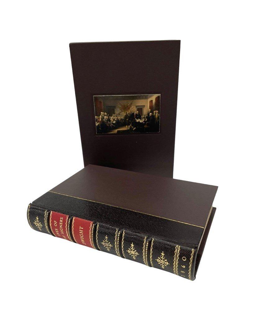Dwight, Nathaniel. La vie des signataires de la Déclaration d'indépendance. New York : A. S. Barnes & Burr, 1860. Dernière impression. Octavo. Relié en ¼ de cuir et planches de tissu, avec titres dorés, outils, et bandes surélevées au dos. Avec un