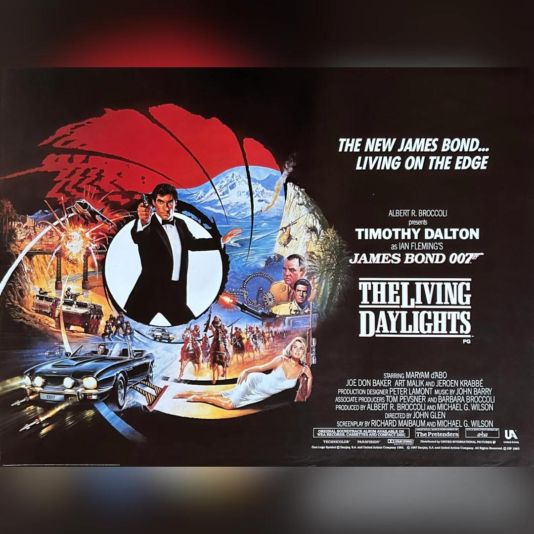 La luz del día (1987)
Quad británico original (30 X 40 pulgadas)

1987 fue el final de una tradición cinematográfica histórica, ya que Brian Bysouth produjo el último póster de película de James Bond dibujado y pintado por un artista. Bysouth ha