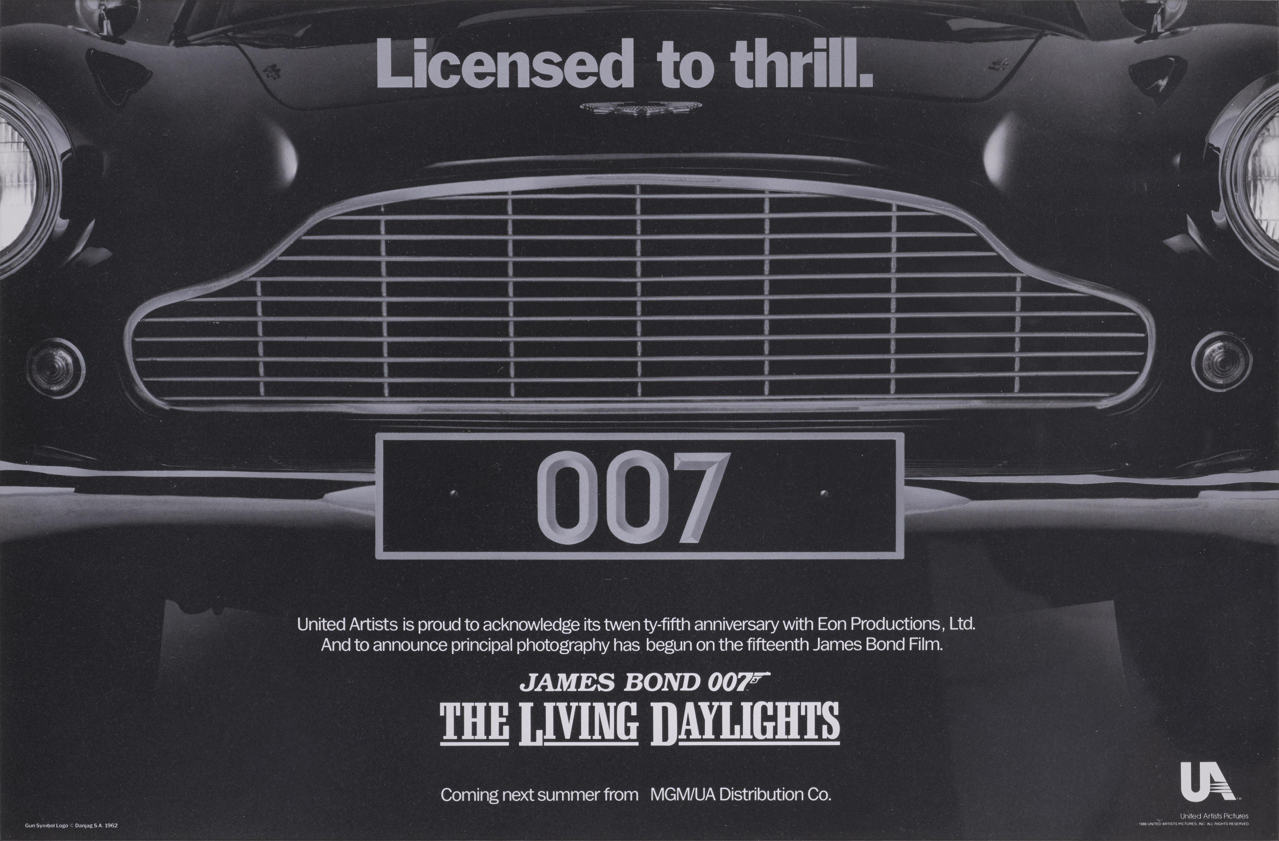 Póster original del avance especial británico de EE.UU. para coches Aston Martin
de la película Bond de 1987 The Living Daylights, dirigida por John Glen y protagonizada por Timothy Dalton. Este póster está desplegado y con reverso de papel de