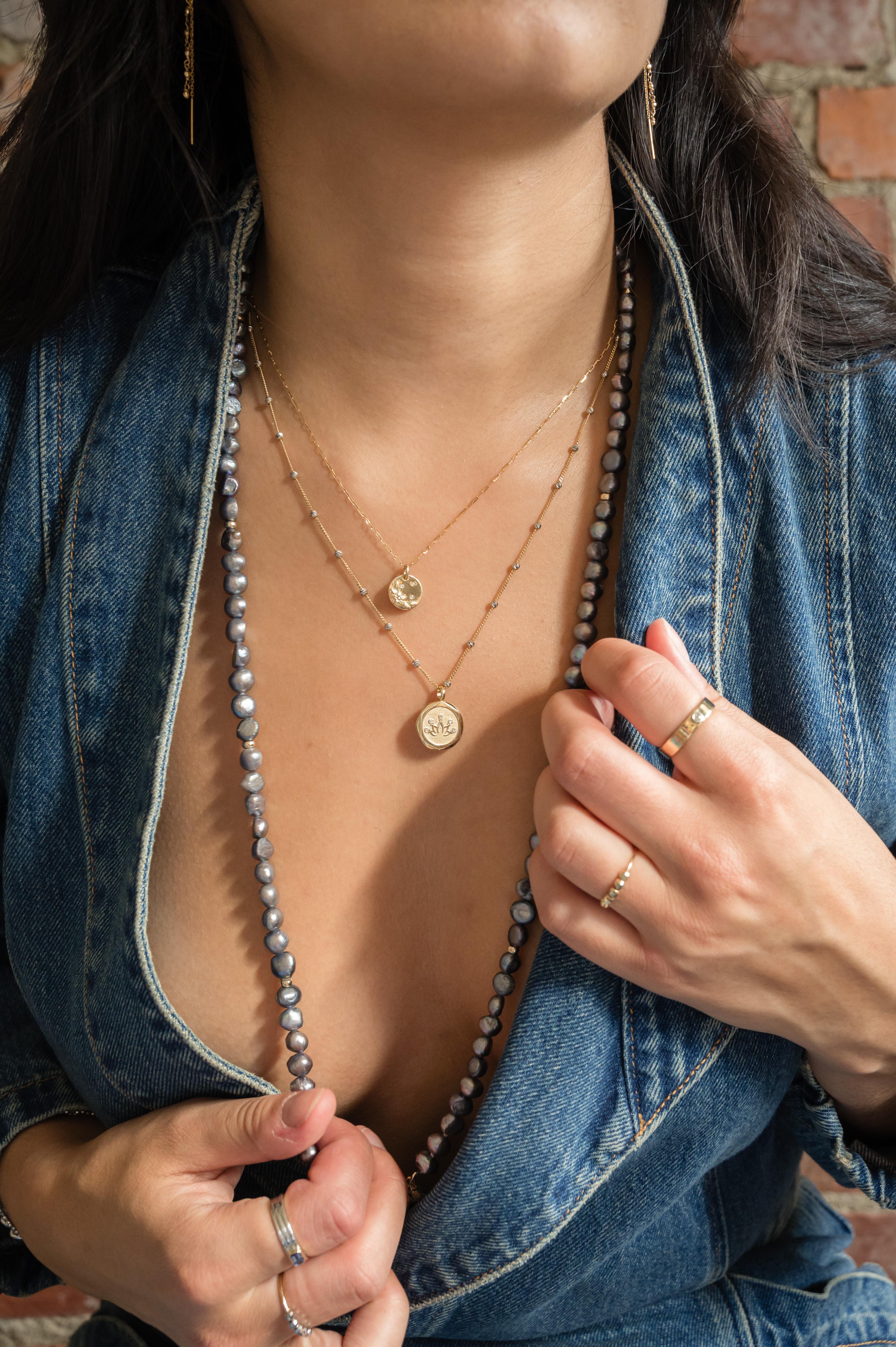 Contemporain Le long collier de perles perlées « The Long Sailor Lock » : perles Keshi bleues/gris en vente