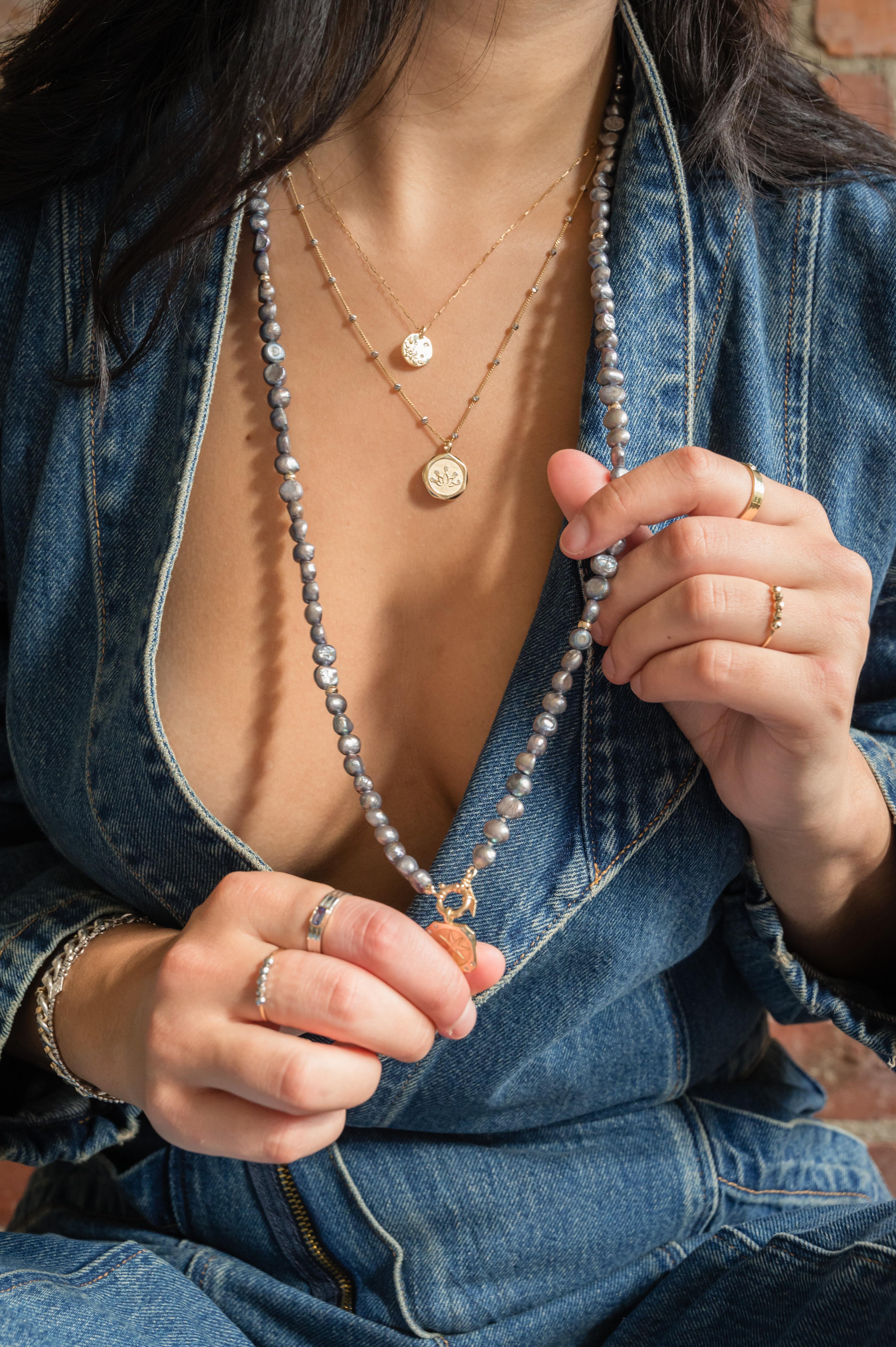 Le long collier de perles perlées « The Long Sailor Lock » : perles Keshi bleues/gris Neuf - En vente à Los Angeles, CA