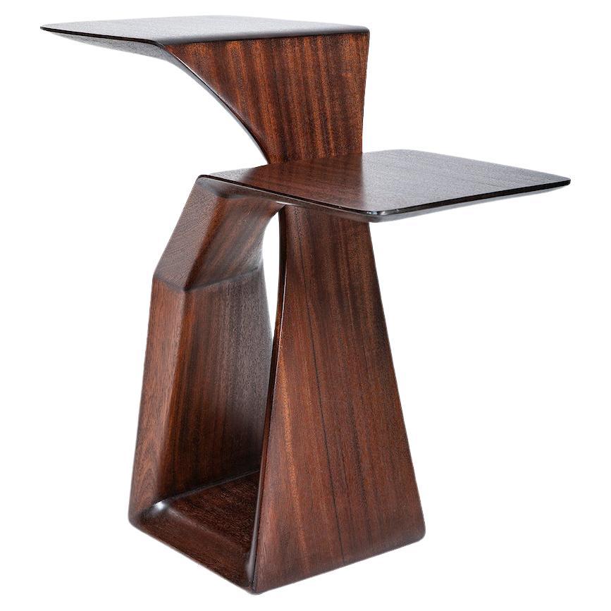 Moderne THE LOOP:- Support à boissons:: table de télévision:: organique:: sculpté et contemporain en sapelli en vente